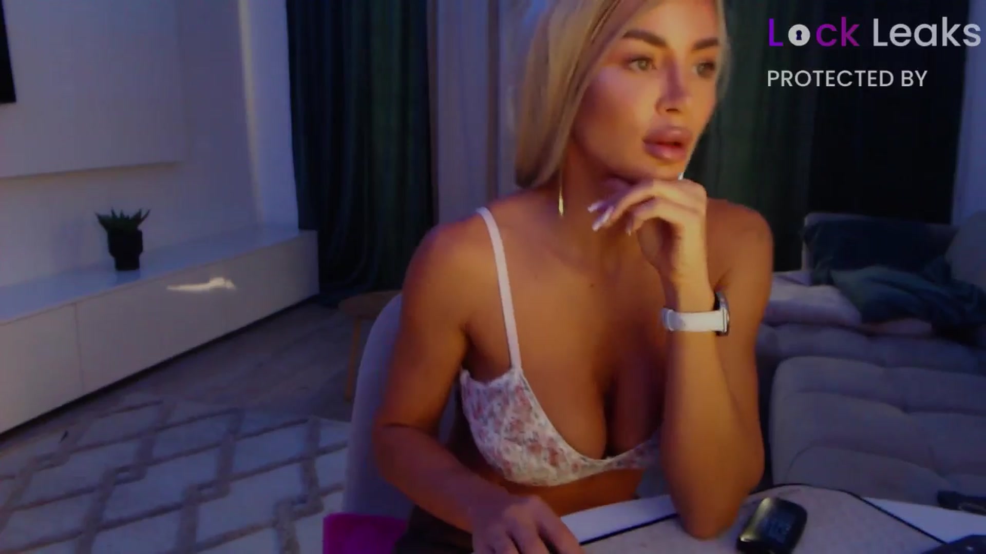 Gallery image thumbnail from Qu33n's myfreecams stream on, 11/04/2025, 07:56 image 18 of 20