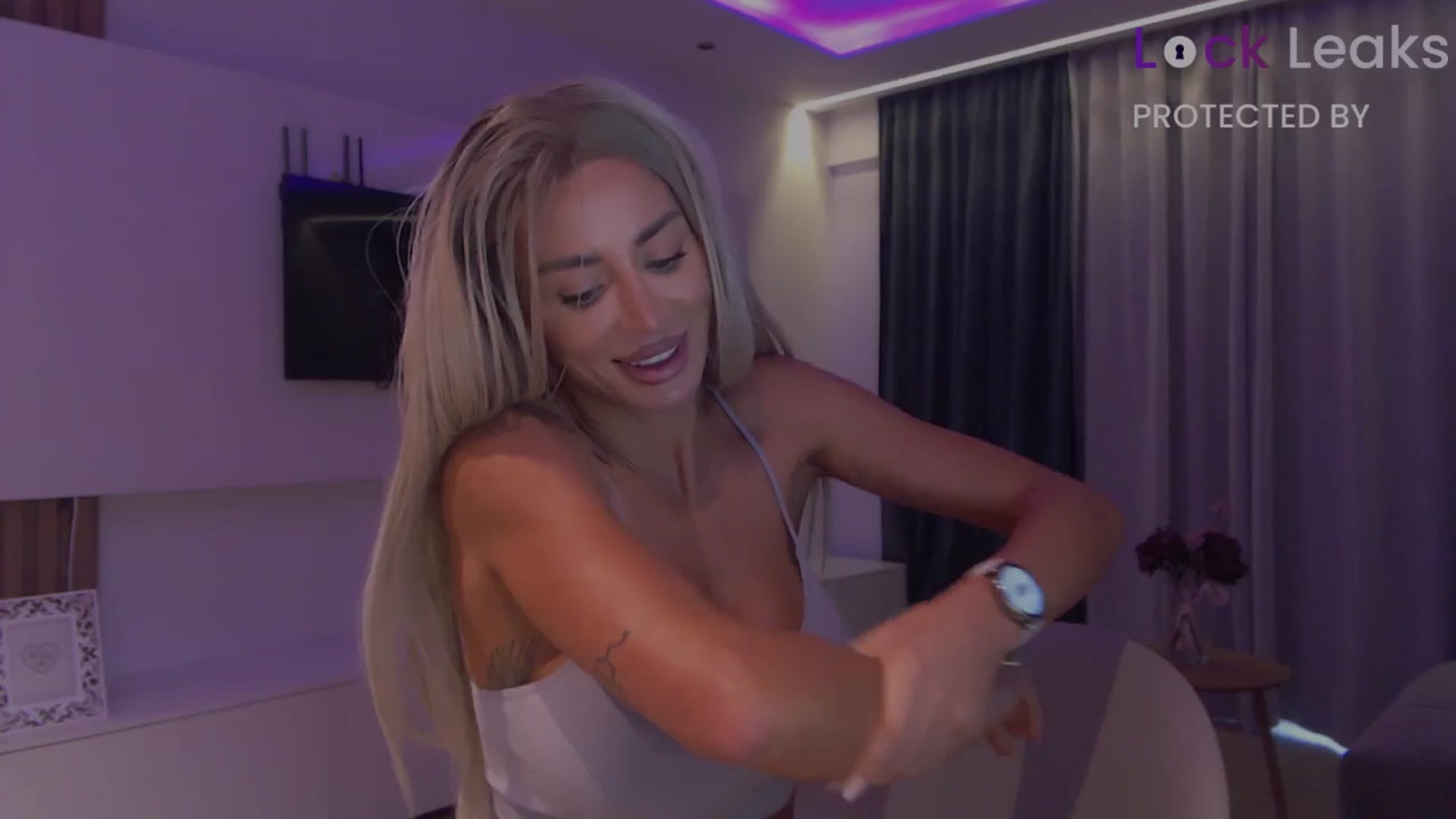 Gallery image thumbnail from Qu33n's myfreecams stream on, 11/08/2025, 13:21 image 14 of 20
