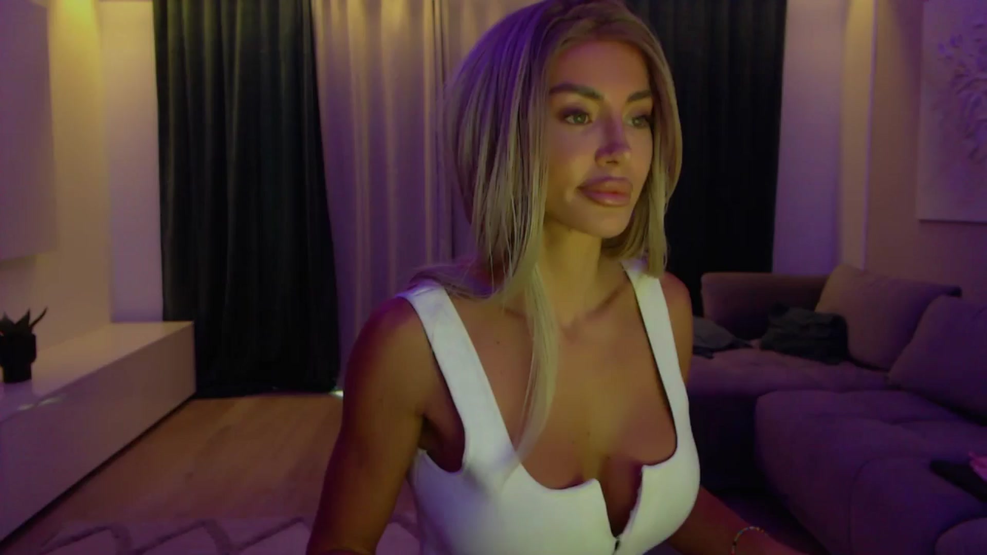 Gallery image thumbnail from Qu33n's myfreecams stream on, 12/01/2025, 07:55 image 9 of 20
