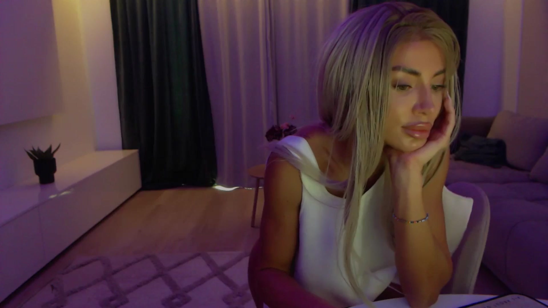 Gallery image thumbnail from Qu33n's myfreecams stream on, 12/01/2025, 07:55 image 18 of 20