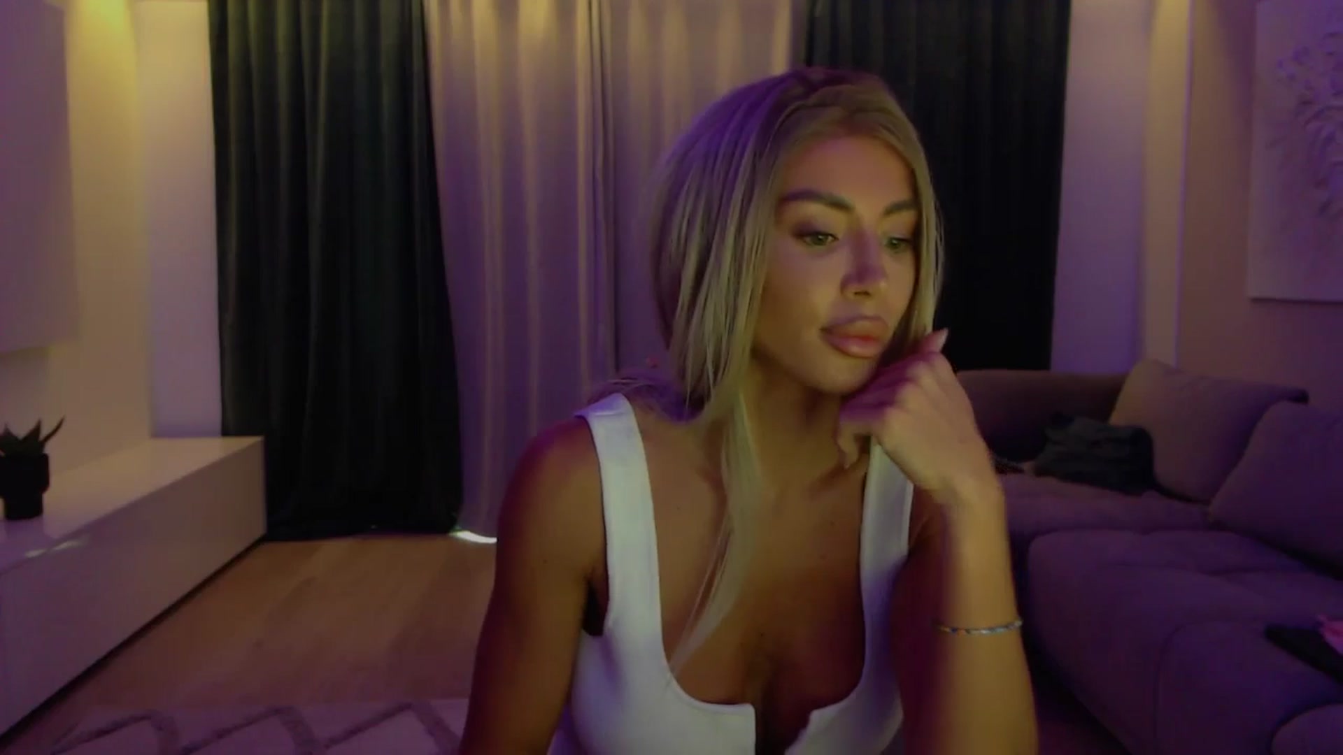 Gallery image thumbnail from Qu33n's myfreecams stream on, 12/01/2025, 07:55 image 8 of 20