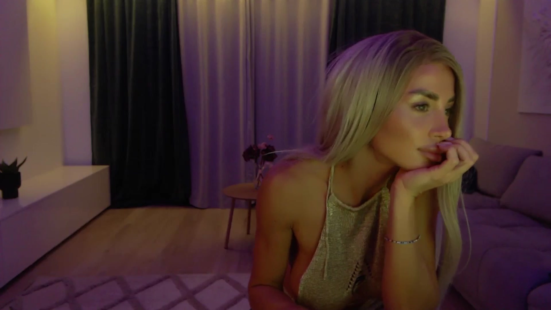 Gallery image thumbnail from Qu33n's myfreecams stream on, 12/02/2025, 20:09 image 20 of 20