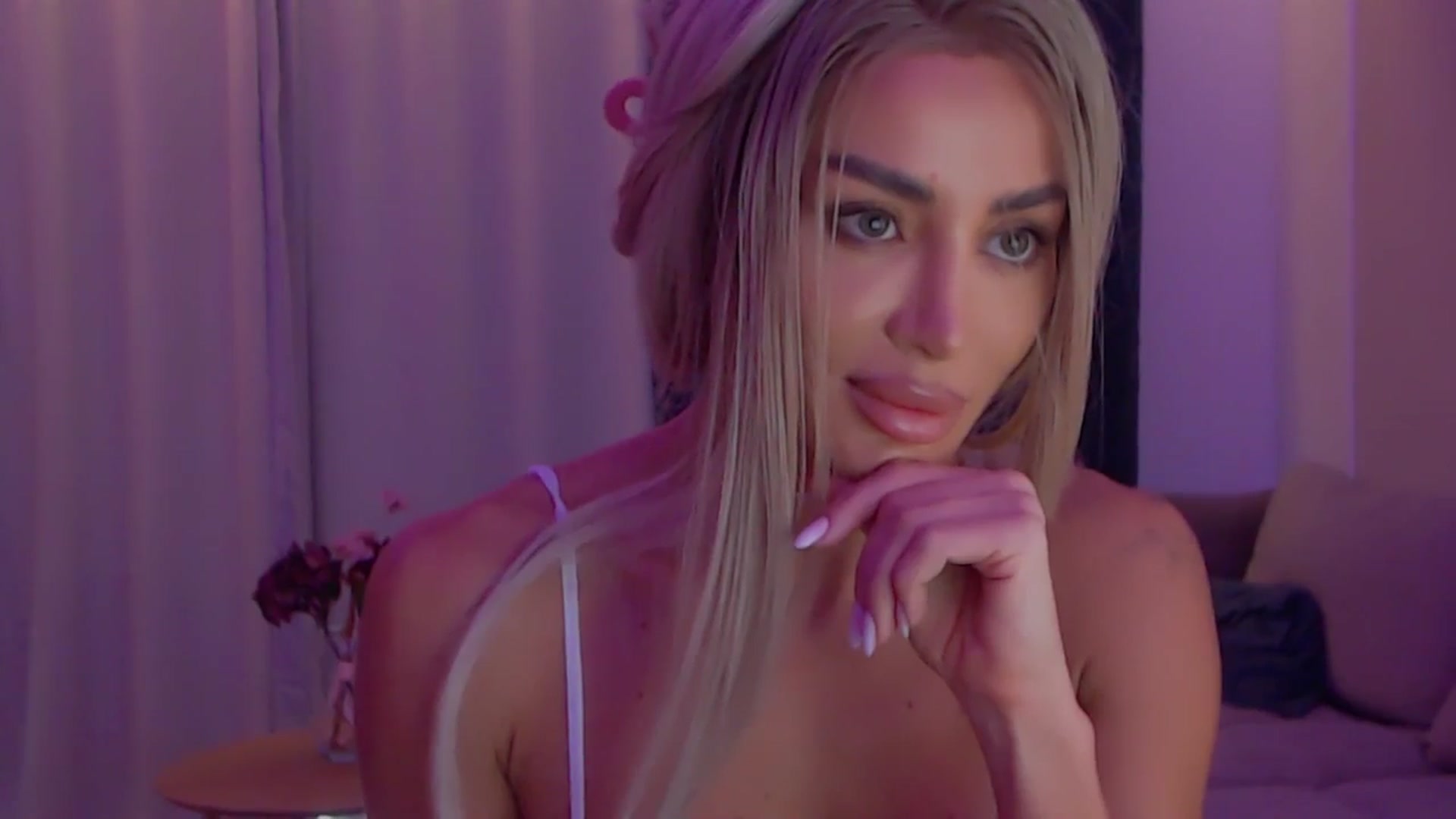 Gallery image thumbnail from Qu33n's myfreecams stream on, 12/17/2025, 10:38 image 11 of 20