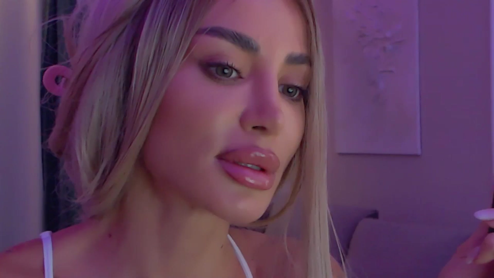 Gallery image thumbnail from Qu33n's myfreecams stream on, 12/17/2025, 10:38 image 19 of 20