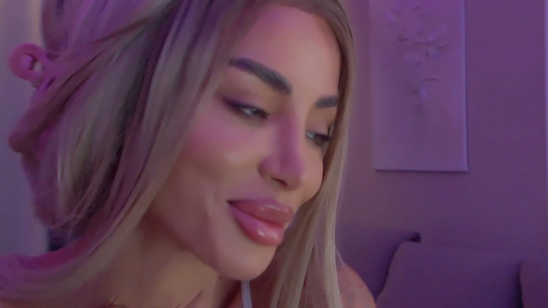 Gallery image thumbnail from Qu33n's myfreecams stream on, 12/17/2025, 10:38 image 18 of 20