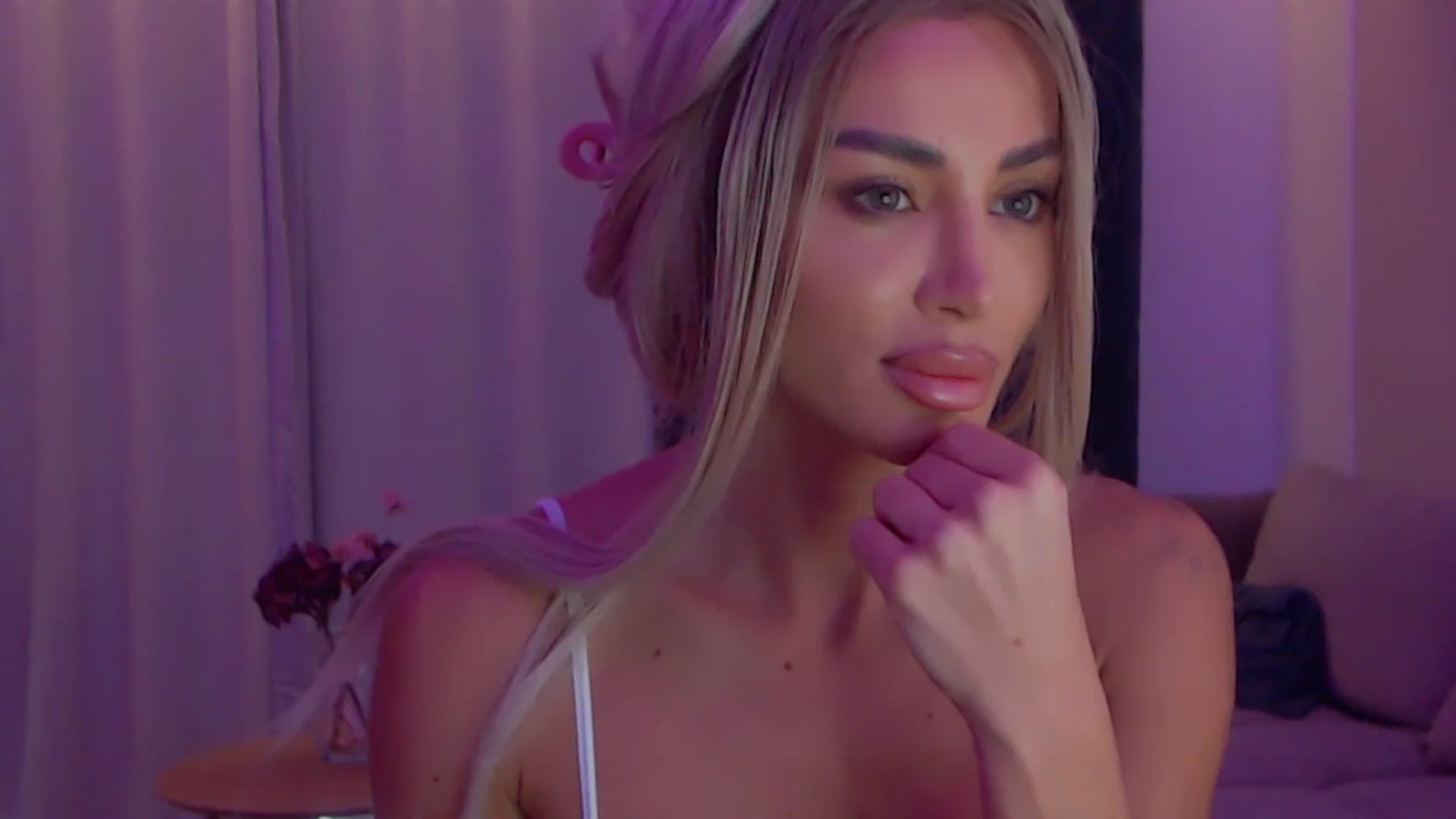 Gallery image thumbnail from Qu33n's myfreecams stream on, 12/17/2025, 10:38 image 12 of 20
