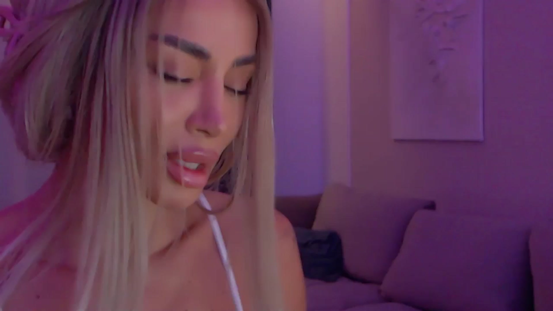 Gallery image thumbnail from Qu33n's myfreecams stream on, 12/17/2025, 10:38 image 13 of 20