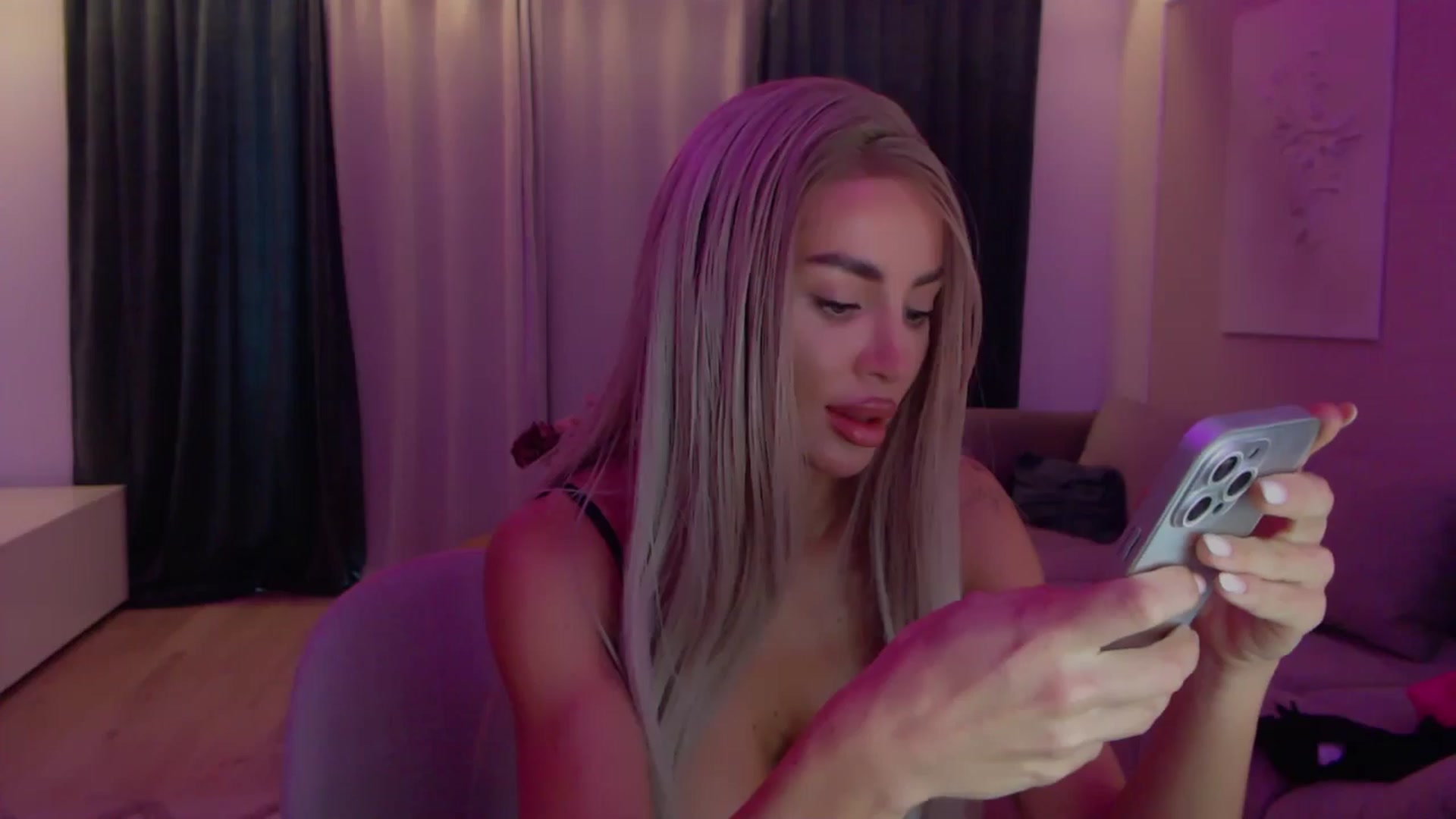 Gallery image thumbnail from Qu33n's myfreecams stream on, 12/21/2025, 07:37 image 19 of 20