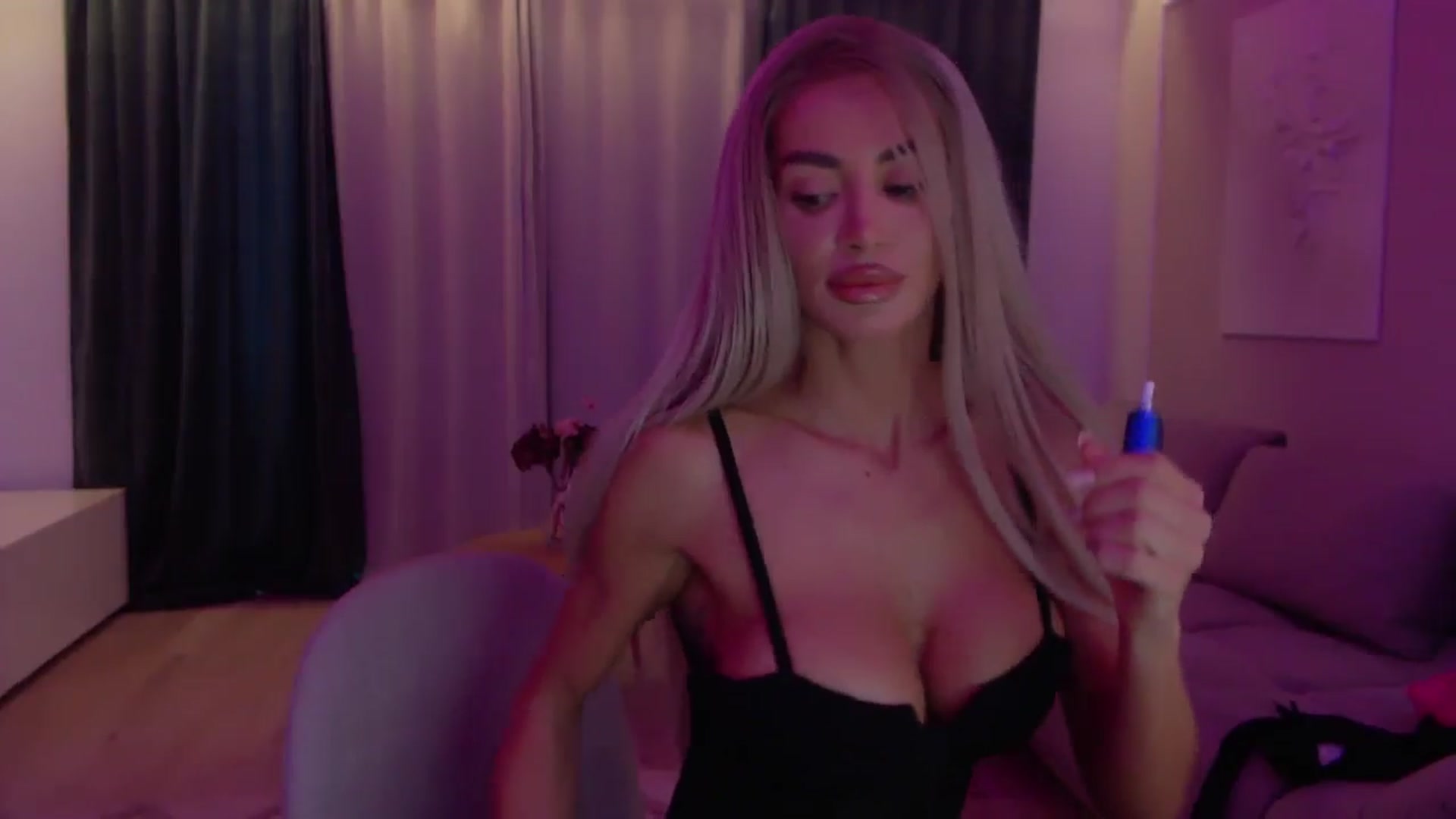 Gallery image thumbnail from Qu33n's myfreecams stream on, 12/21/2025, 07:37 image 10 of 20