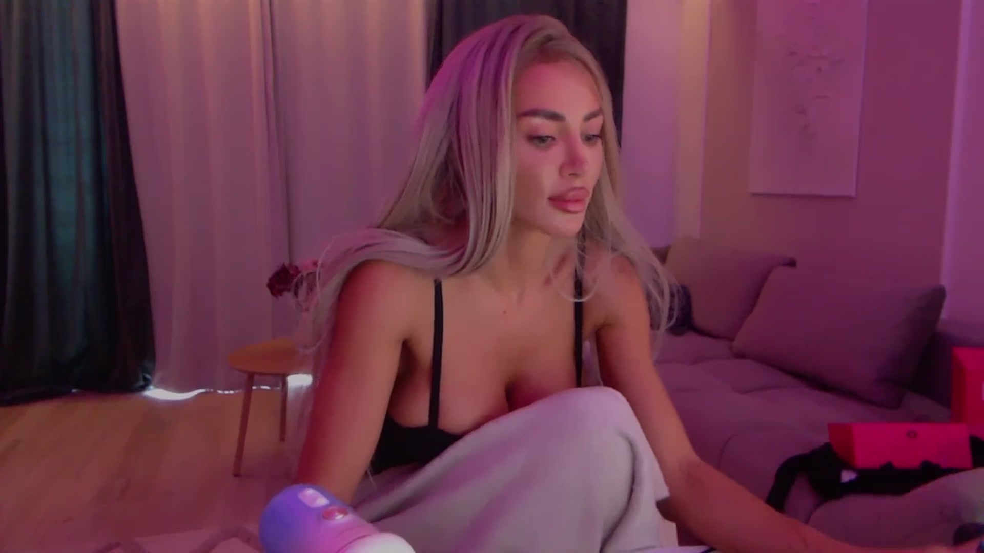 Gallery image thumbnail from Qu33n's myfreecams stream on, 12/21/2025, 10:44 image 4 of 20