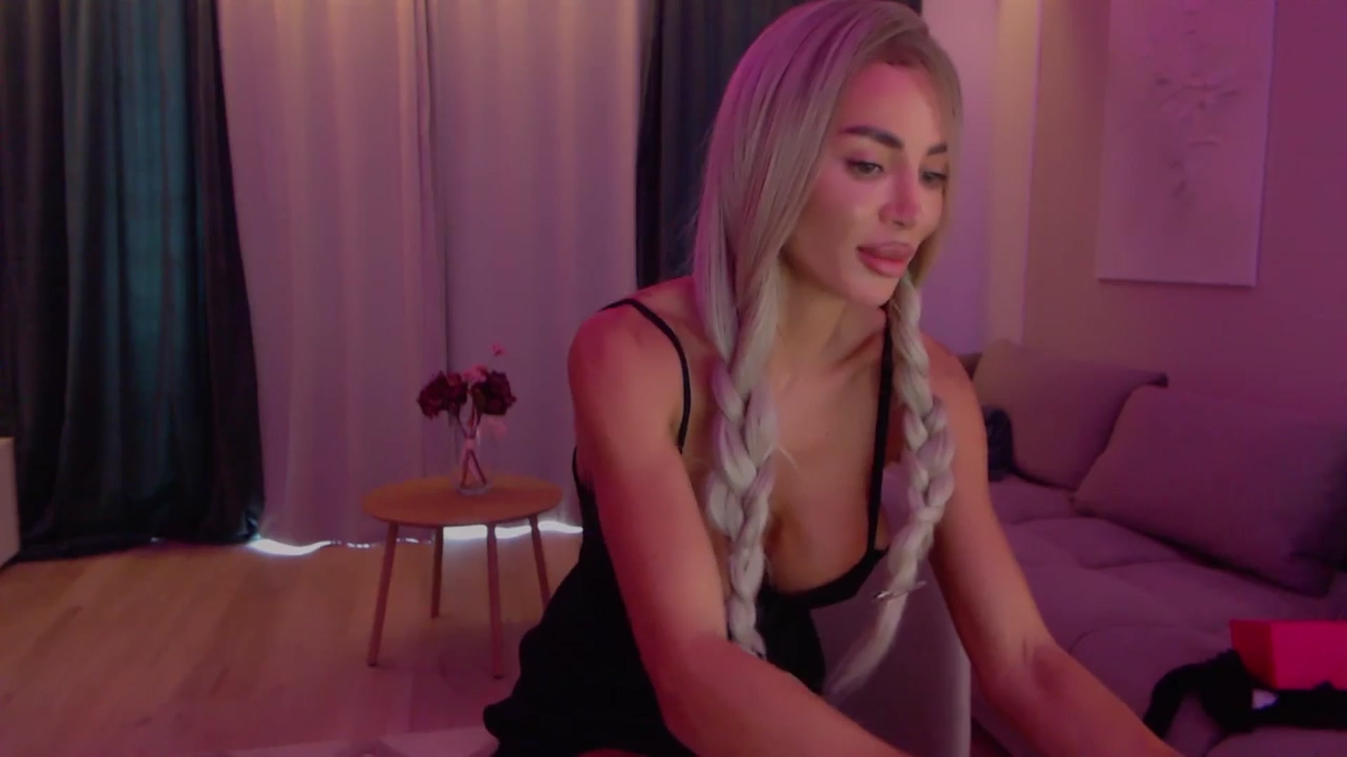 Gallery image thumbnail from Qu33n's myfreecams stream on, 12/21/2025, 10:44 image 18 of 20
