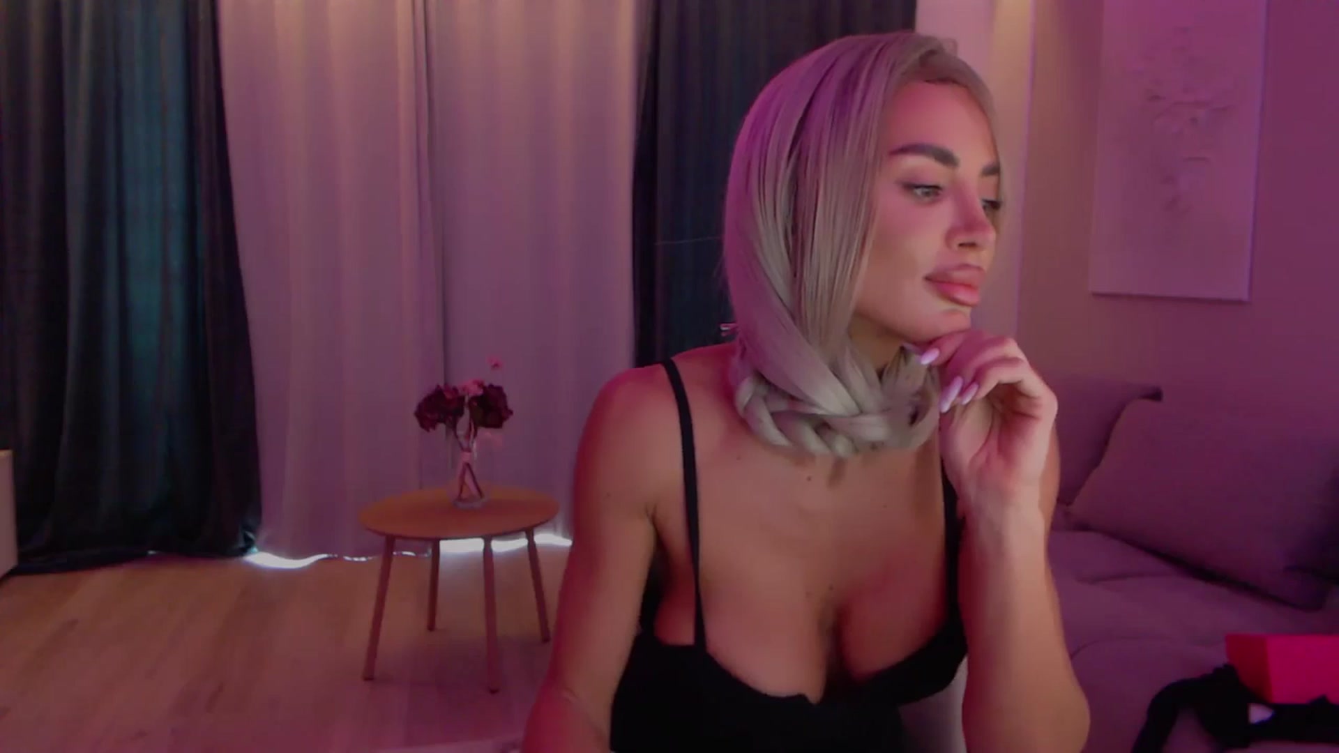 Gallery image thumbnail from Qu33n's myfreecams stream on, 12/21/2025, 10:44 image 13 of 20