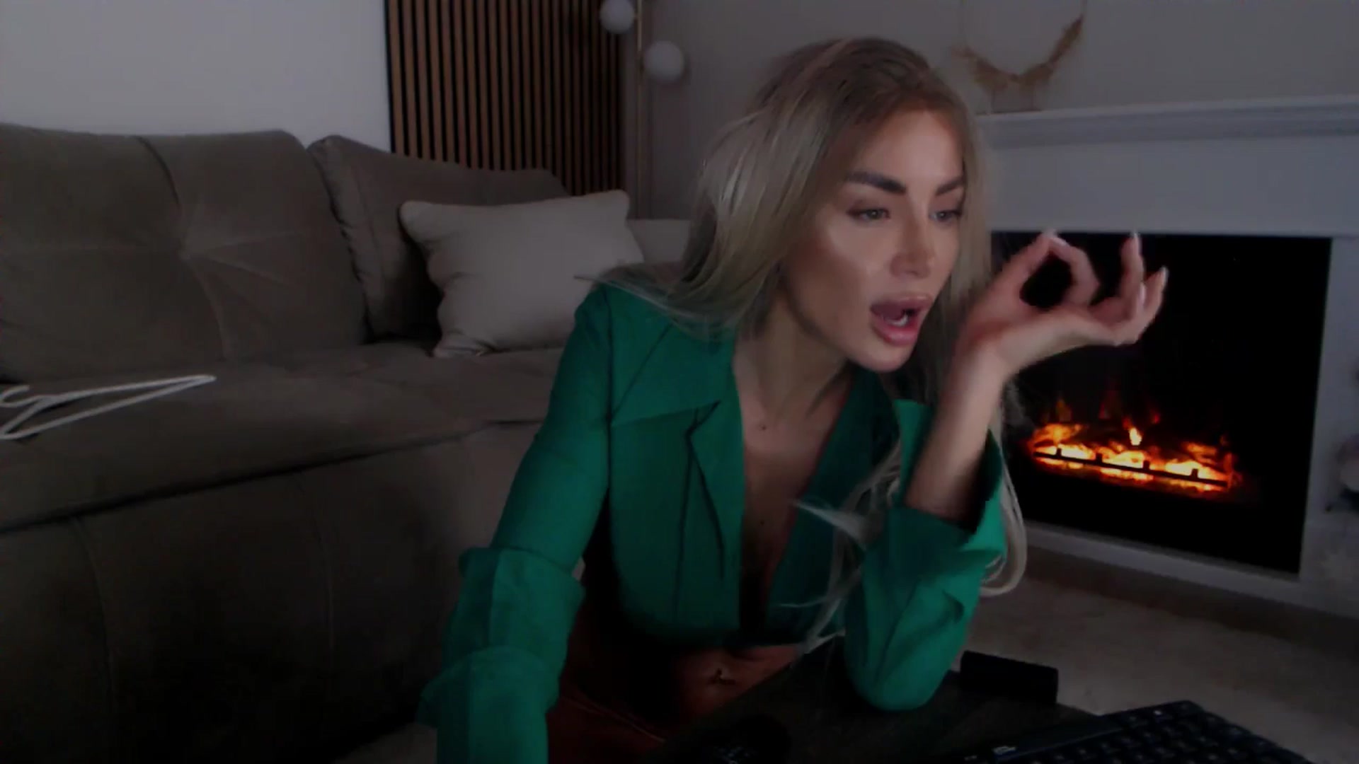 Gallery image thumbnail from Qu33n's myfreecams stream on, 12/25/2025, 14:10 image 6 of 20