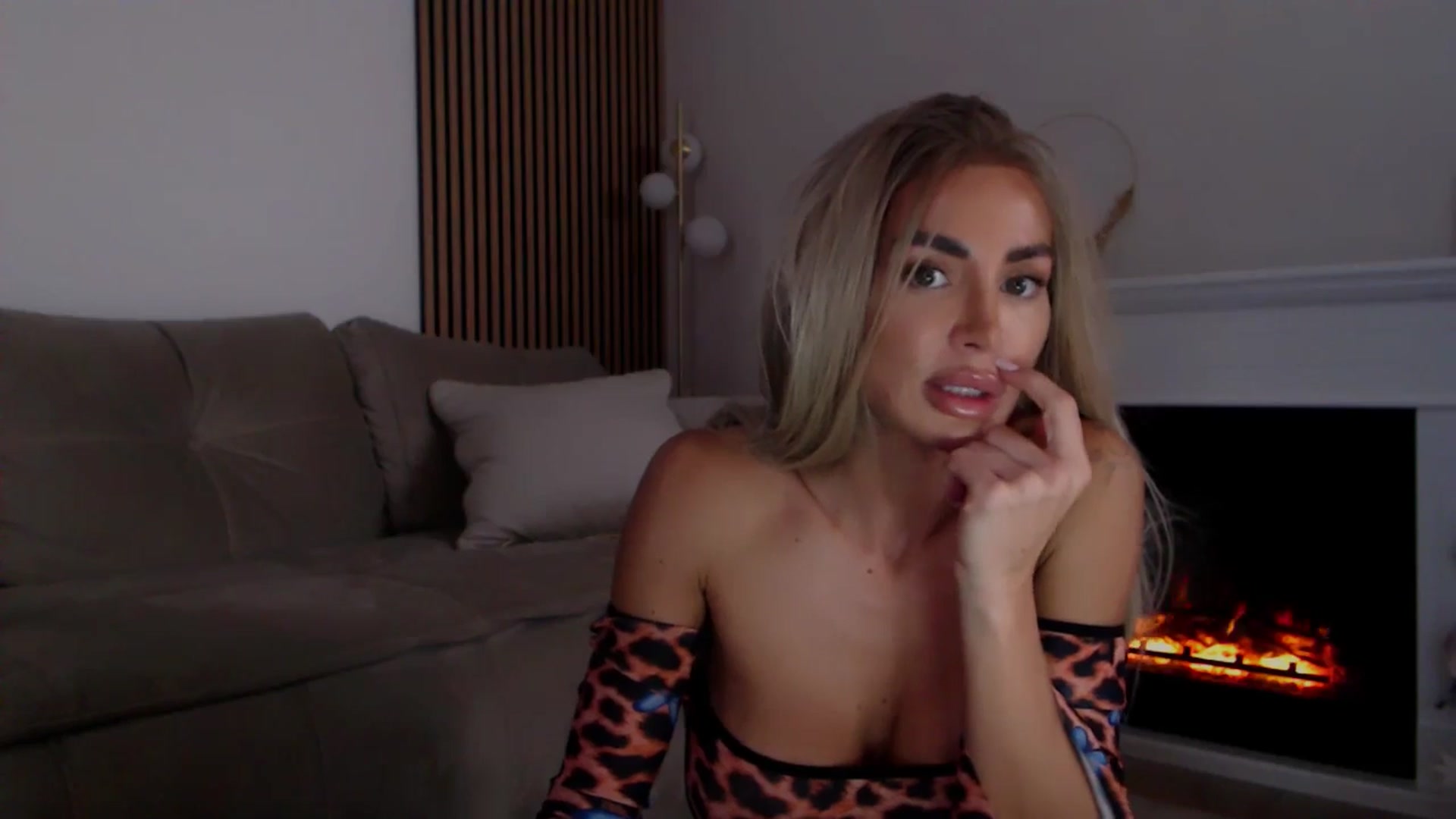Gallery image thumbnail from Qu33n's myfreecams stream on, 12/25/2025, 14:10 image 3 of 20