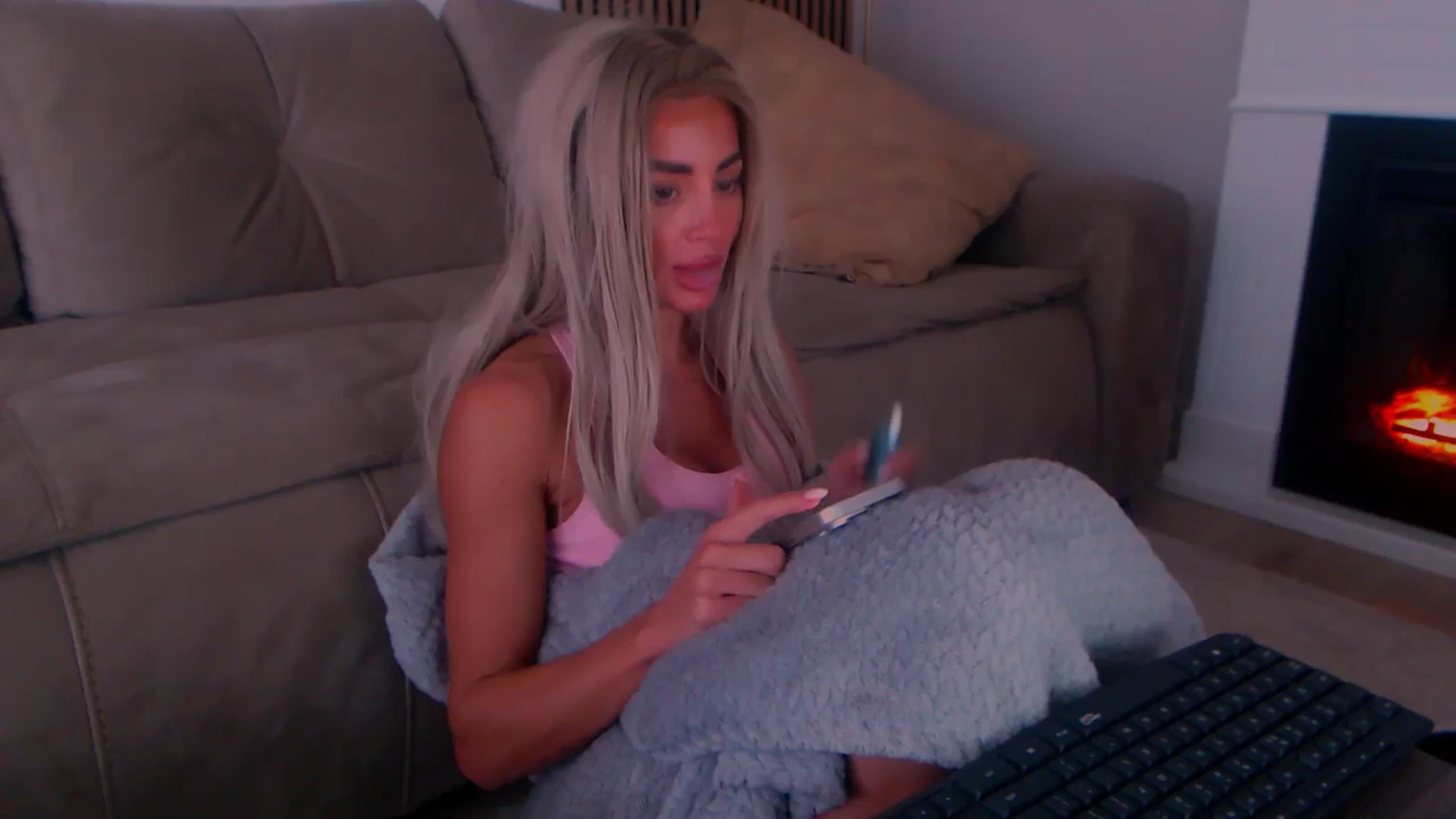 Gallery image thumbnail from Qu33n's myfreecams stream on, 01/03/2026, 12:09 image 14 of 20