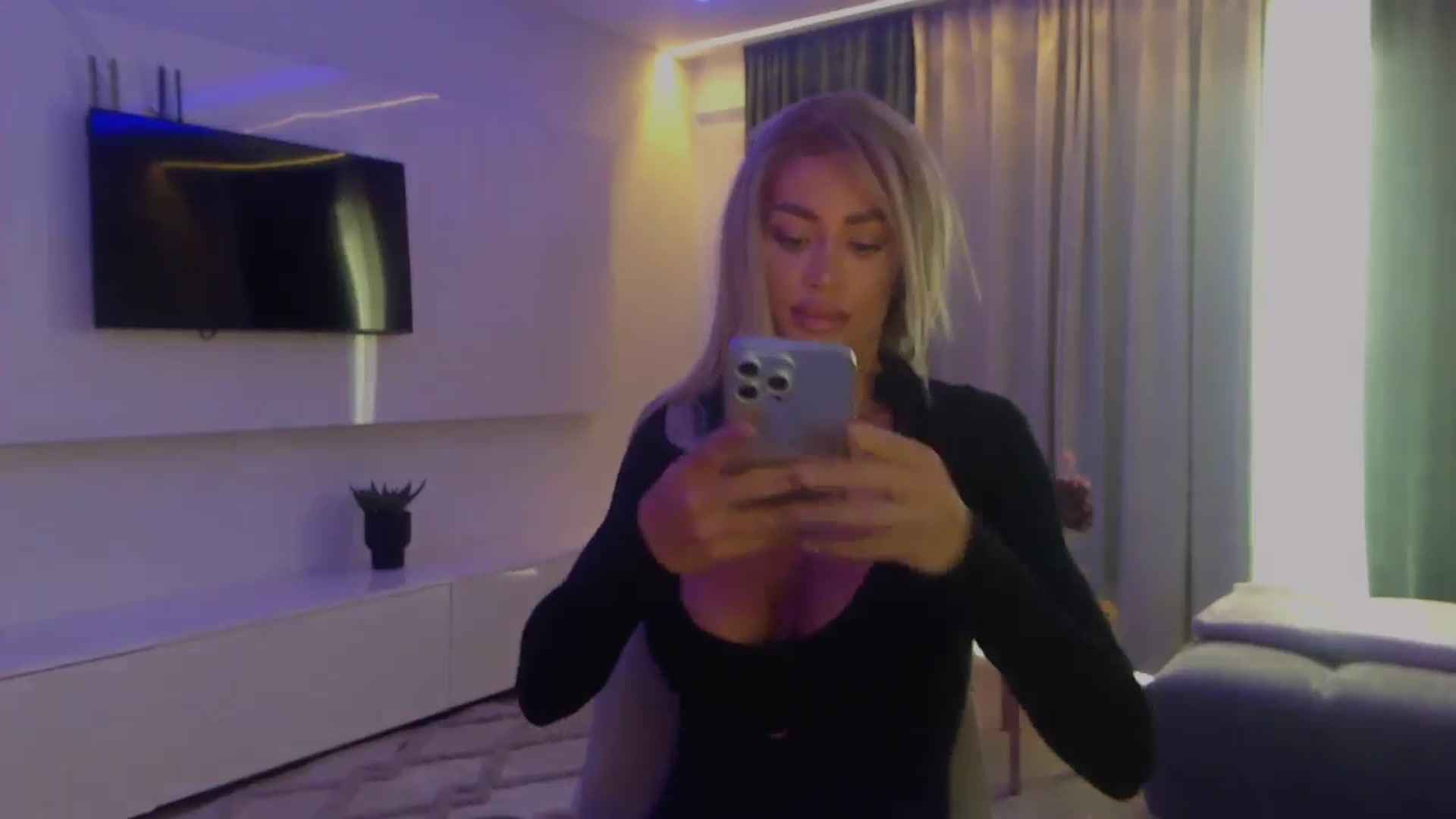 Gallery image thumbnail from Qu33n's myfreecams stream on, 01/06/2026, 09:21 image 6 of 20