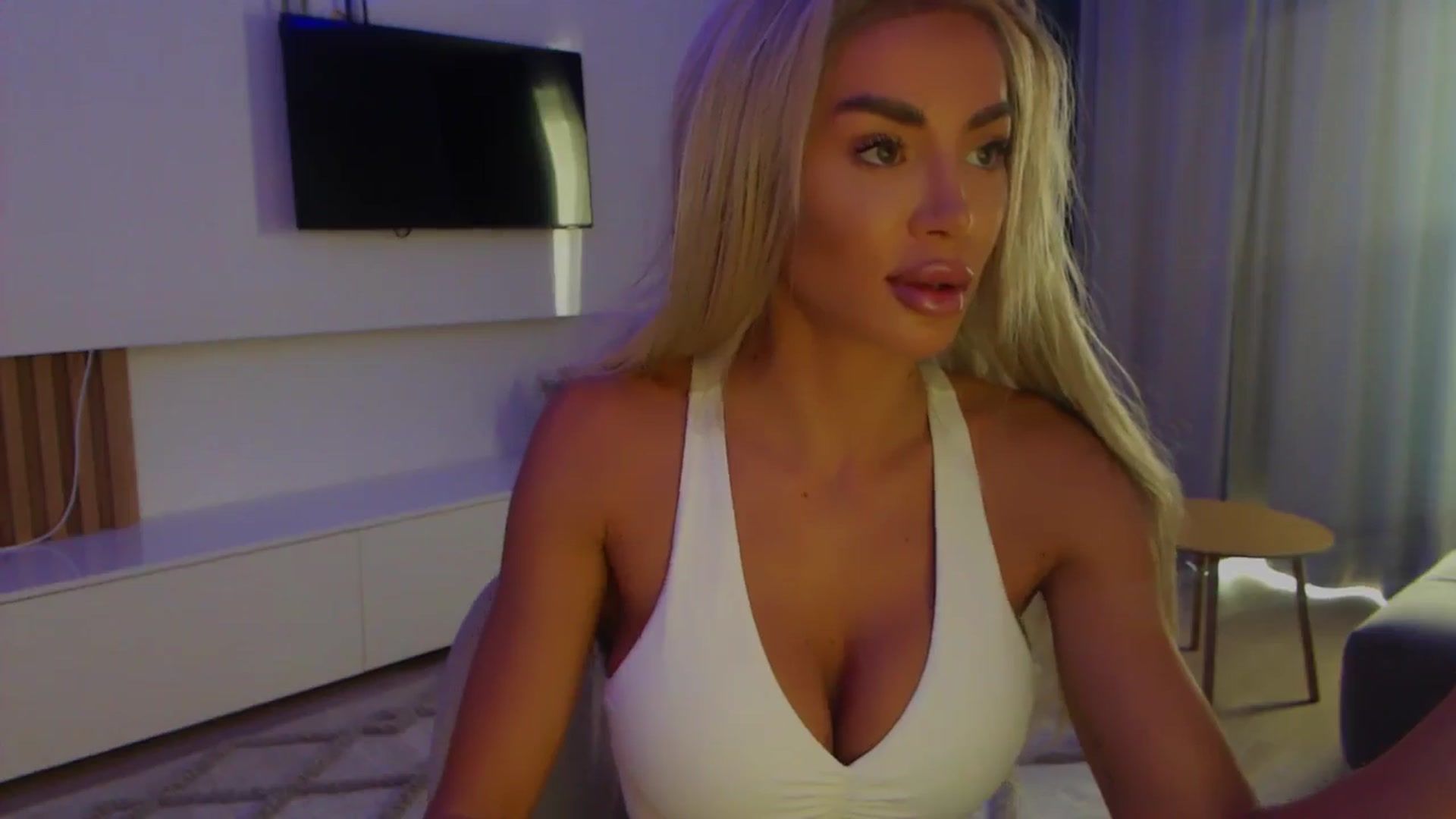 Gallery image thumbnail from Qu33n's myfreecams stream on, 01/10/2026, 10:59 image 2 of 20