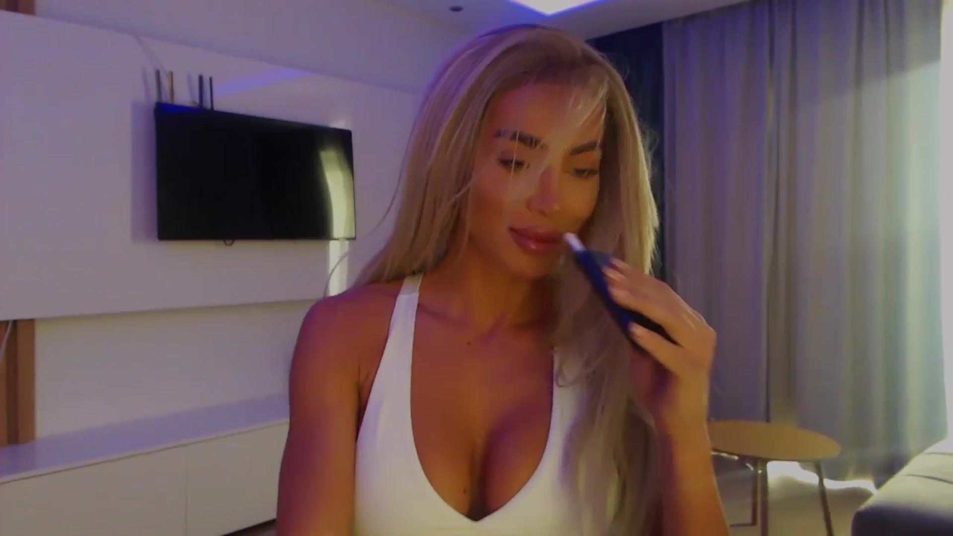 Gallery image thumbnail from Qu33n's myfreecams stream on, 01/10/2026, 10:59 image 8 of 20