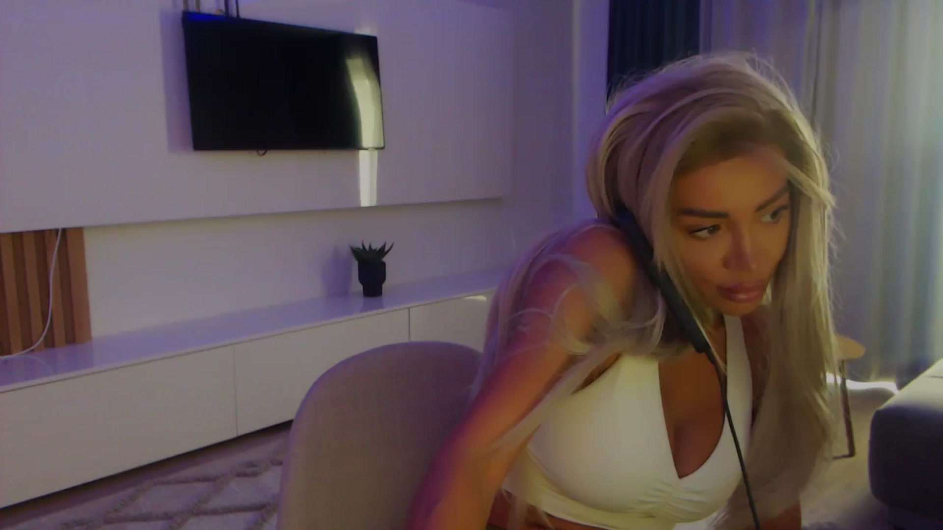 Gallery image thumbnail from Qu33n's myfreecams stream on, 01/10/2026, 10:59 image 1 of 20