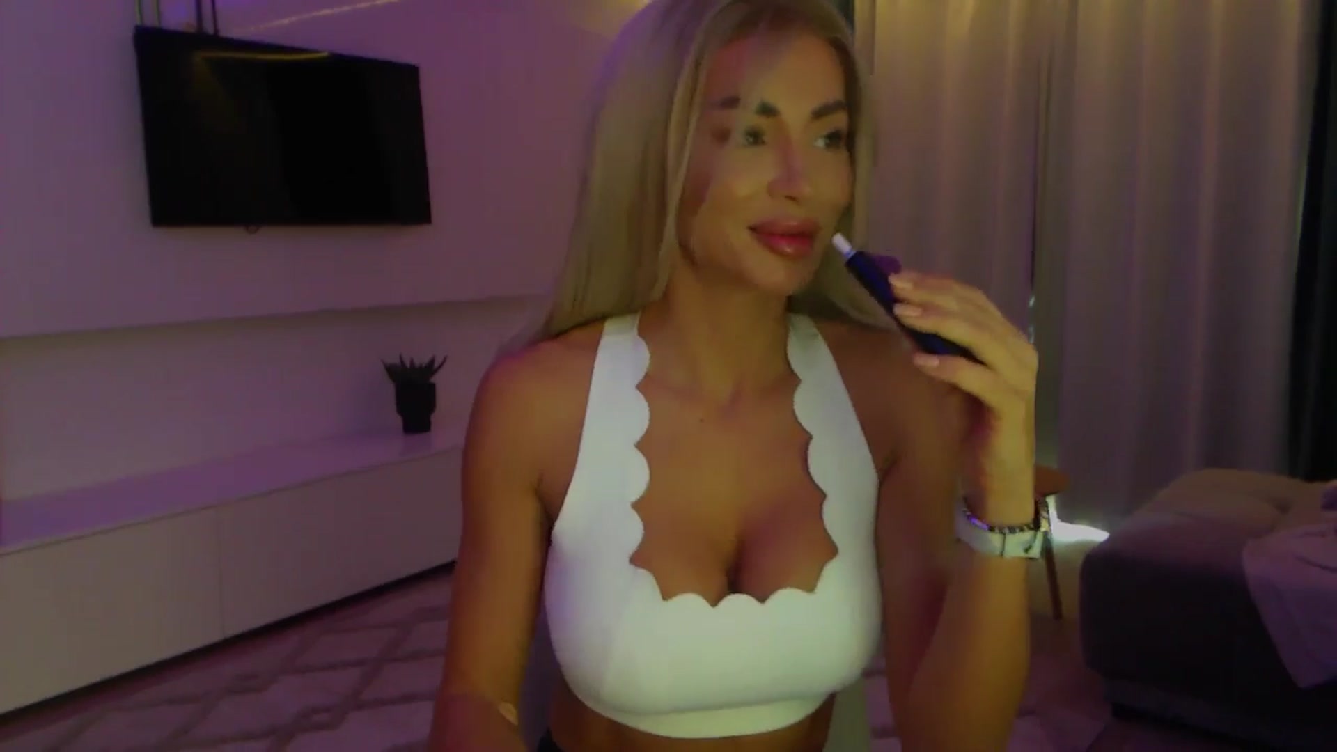 Gallery image thumbnail from Qu33n's myfreecams stream on, 01/15/2026, 09:21 image 2 of 20