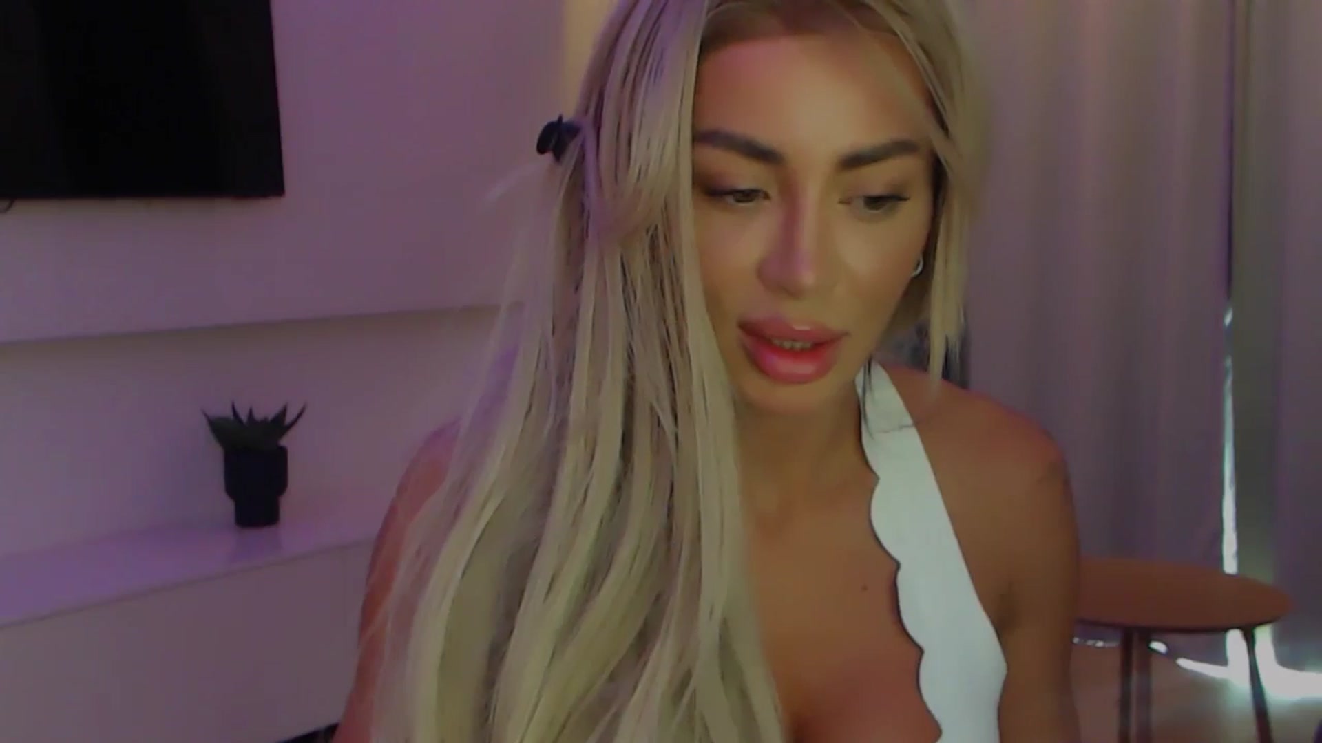 Gallery image thumbnail from Qu33n's myfreecams stream on, 01/15/2026, 09:21 image 14 of 20