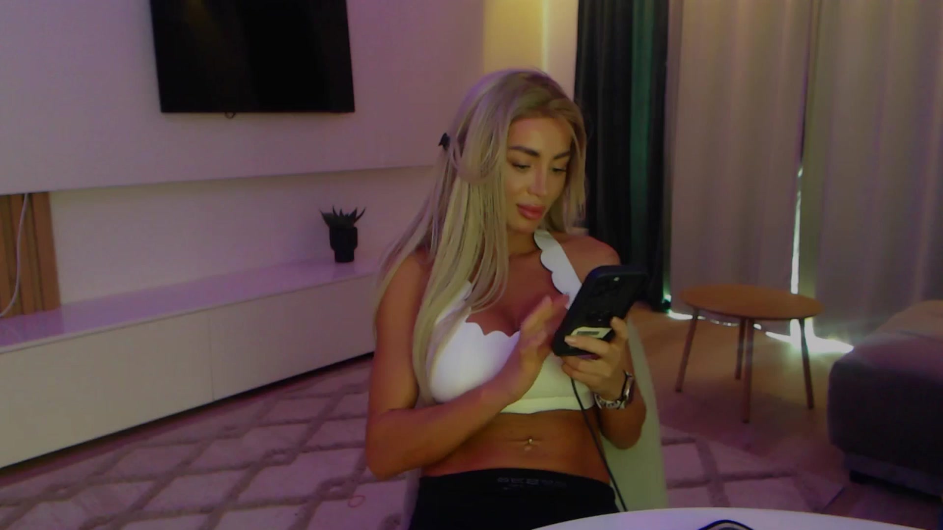 Gallery image thumbnail from Qu33n's myfreecams stream on, 01/15/2026, 09:21 image 18 of 20