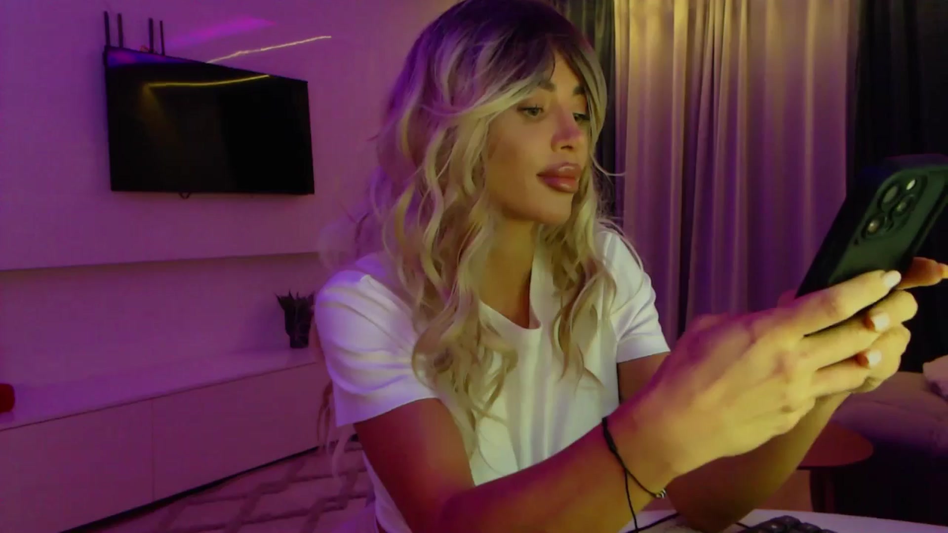 Gallery image thumbnail from Qu33n's myfreecams stream on, 01/31/2026, 19:28 image 3 of 20
