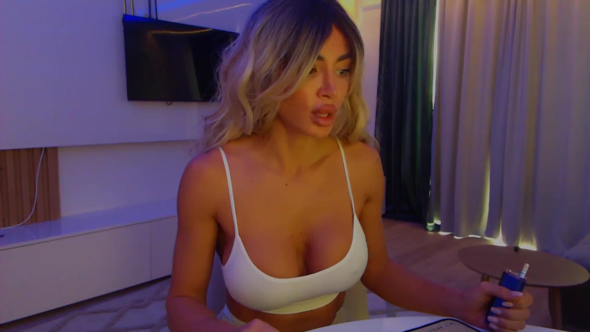Gallery image thumbnail from Qu33n's myfreecams stream on, 02/04/2026, 10:30 image 3 of 20