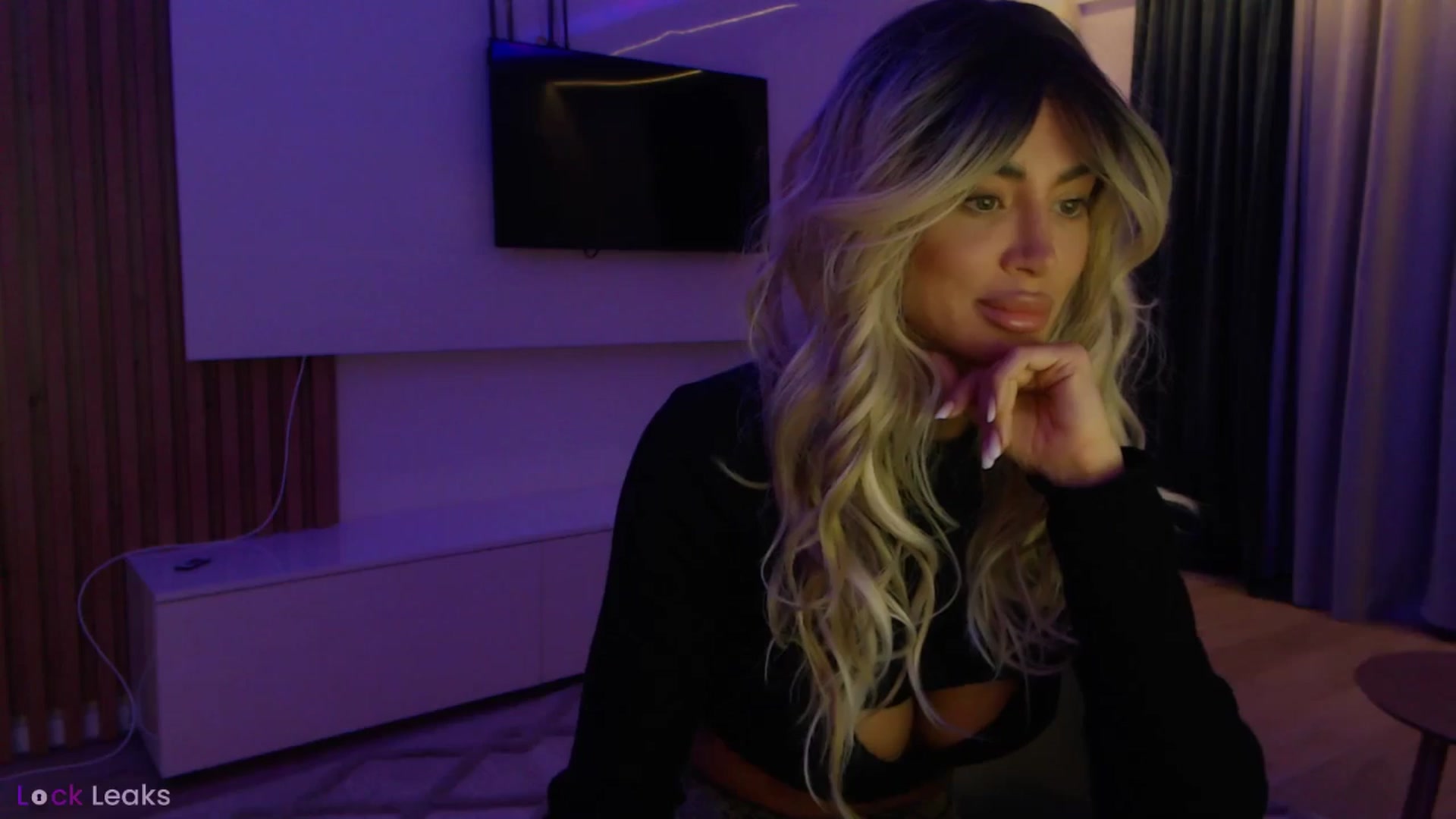 Gallery image thumbnail from Qu33n's myfreecams stream on, 02/05/2026, 17:43 image 2 of 20
