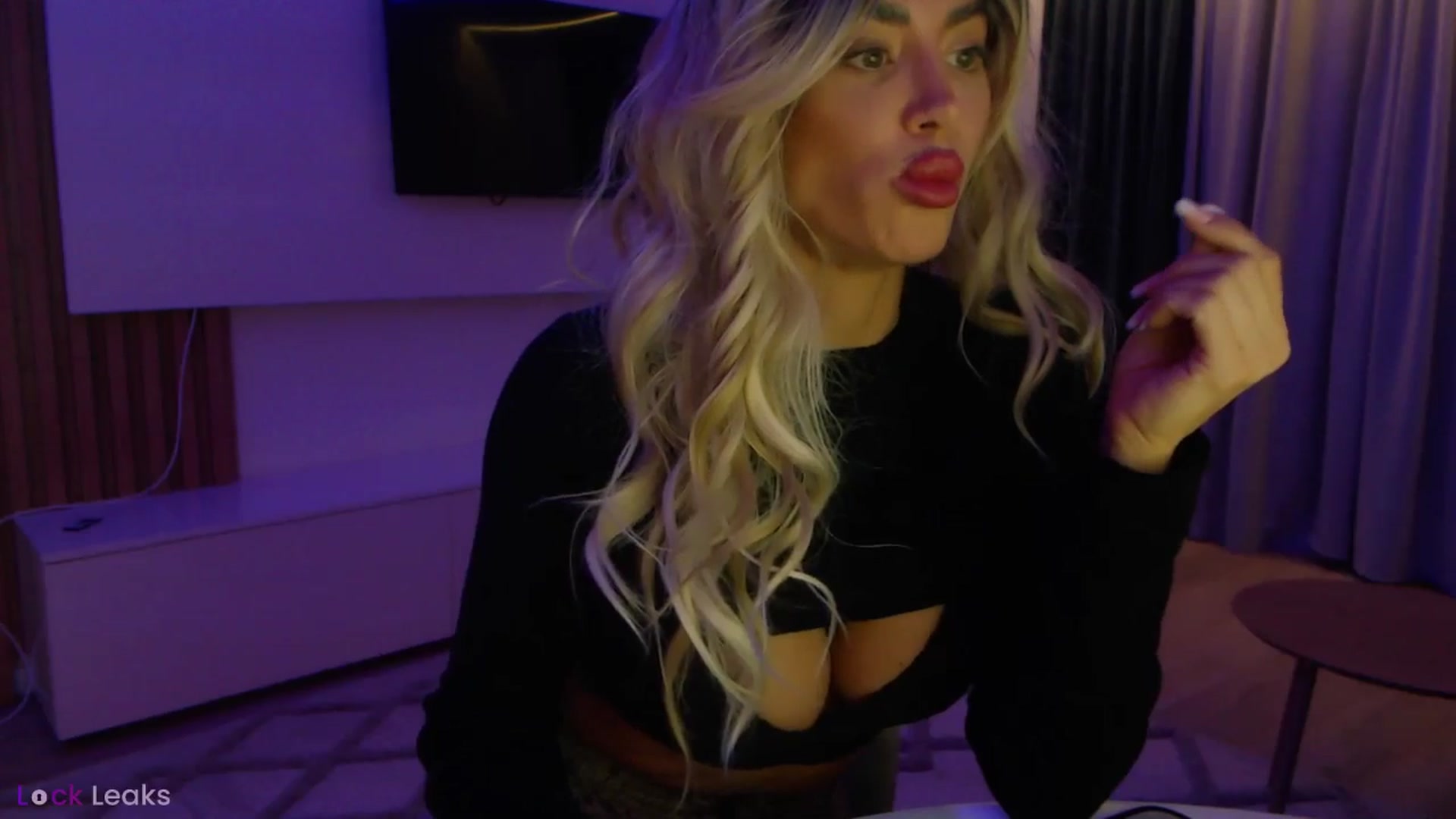 Gallery image thumbnail from Qu33n's myfreecams stream on, 02/05/2026, 17:43 image 19 of 20