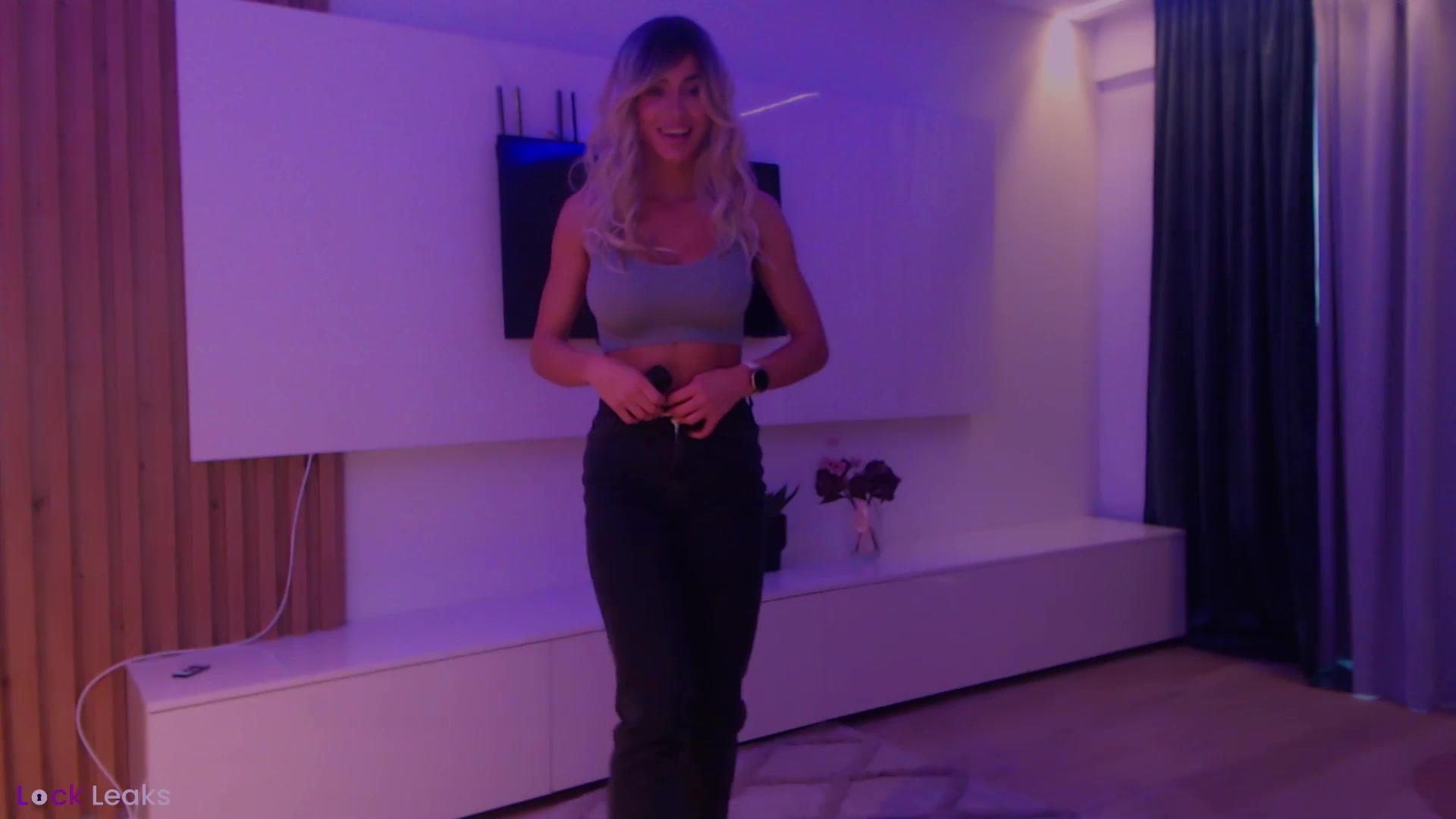Gallery image thumbnail from Qu33n's myfreecams stream on, 02/06/2026, 15:09 image 13 of 20