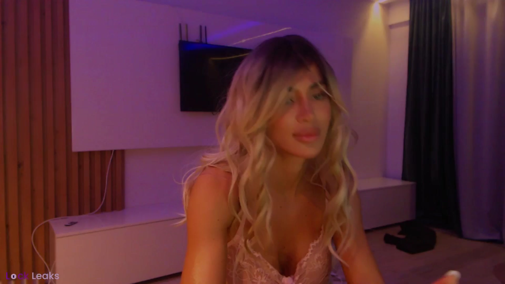 Gallery image thumbnail from Qu33n's myfreecams stream on, 02/06/2026, 16:13 image 1 of 20