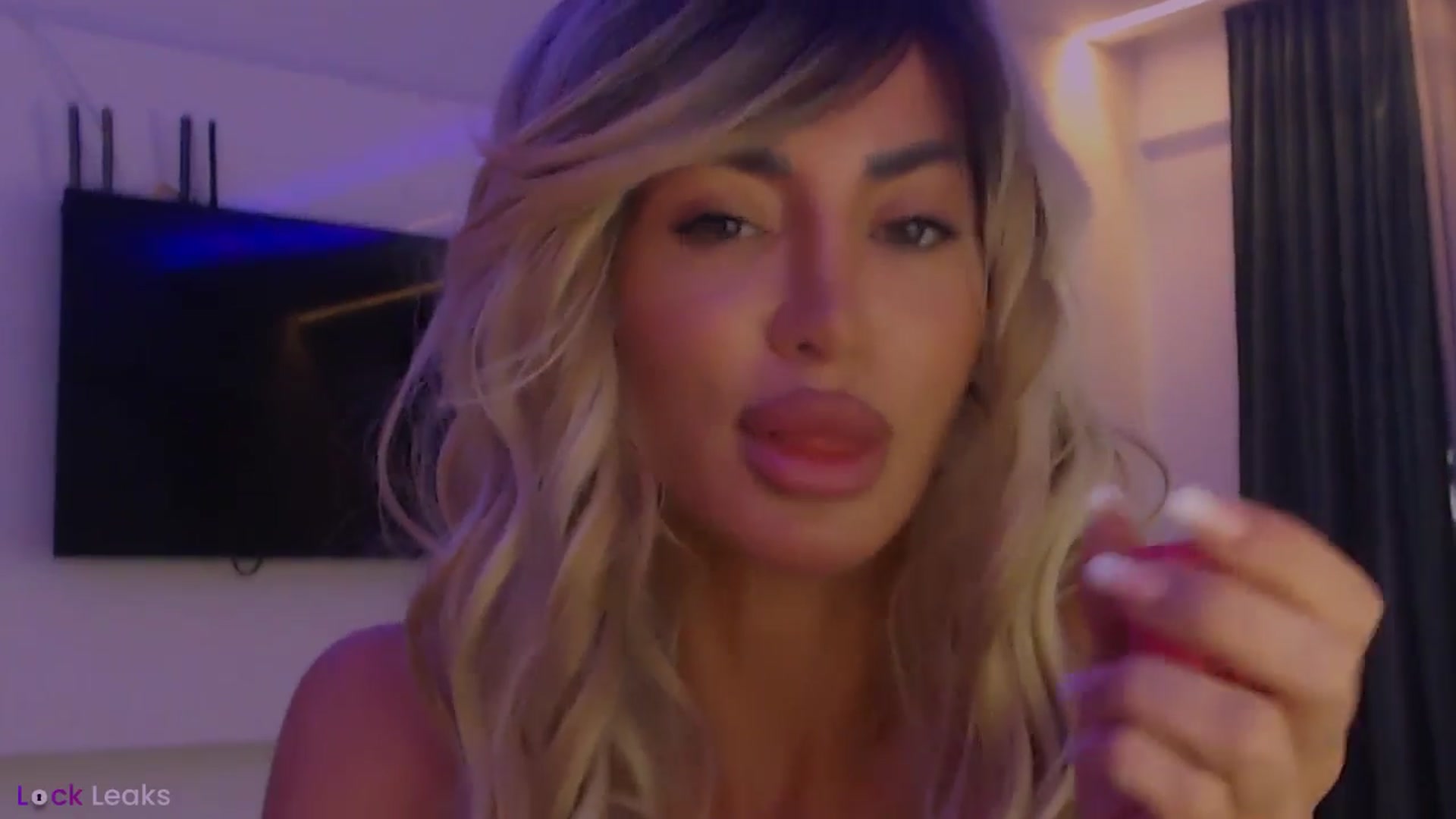 Gallery image thumbnail from Qu33n's myfreecams stream on, 02/10/2026, 09:58 image 11 of 20