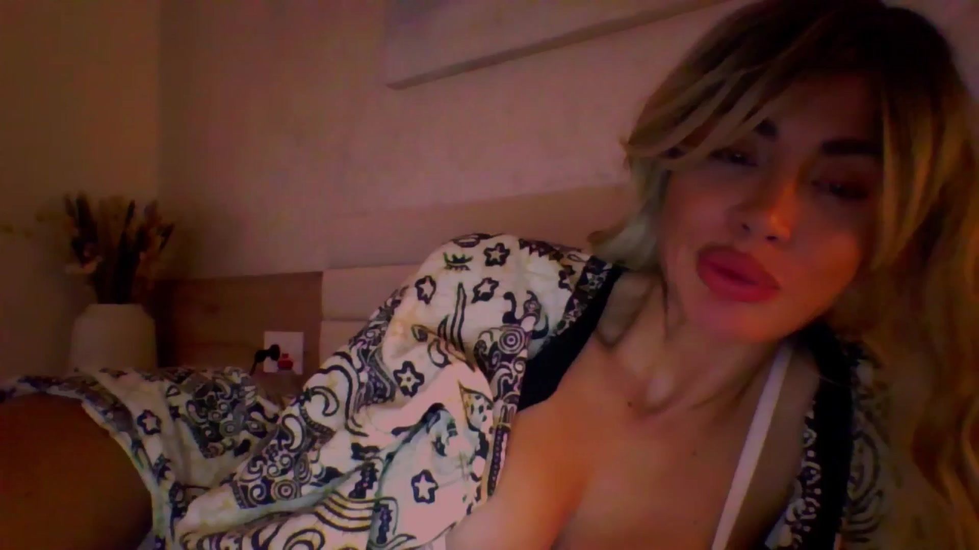 Gallery image thumbnail from Qu33n's myfreecams stream on, 02/22/2026, 20:20 image 5 of 20