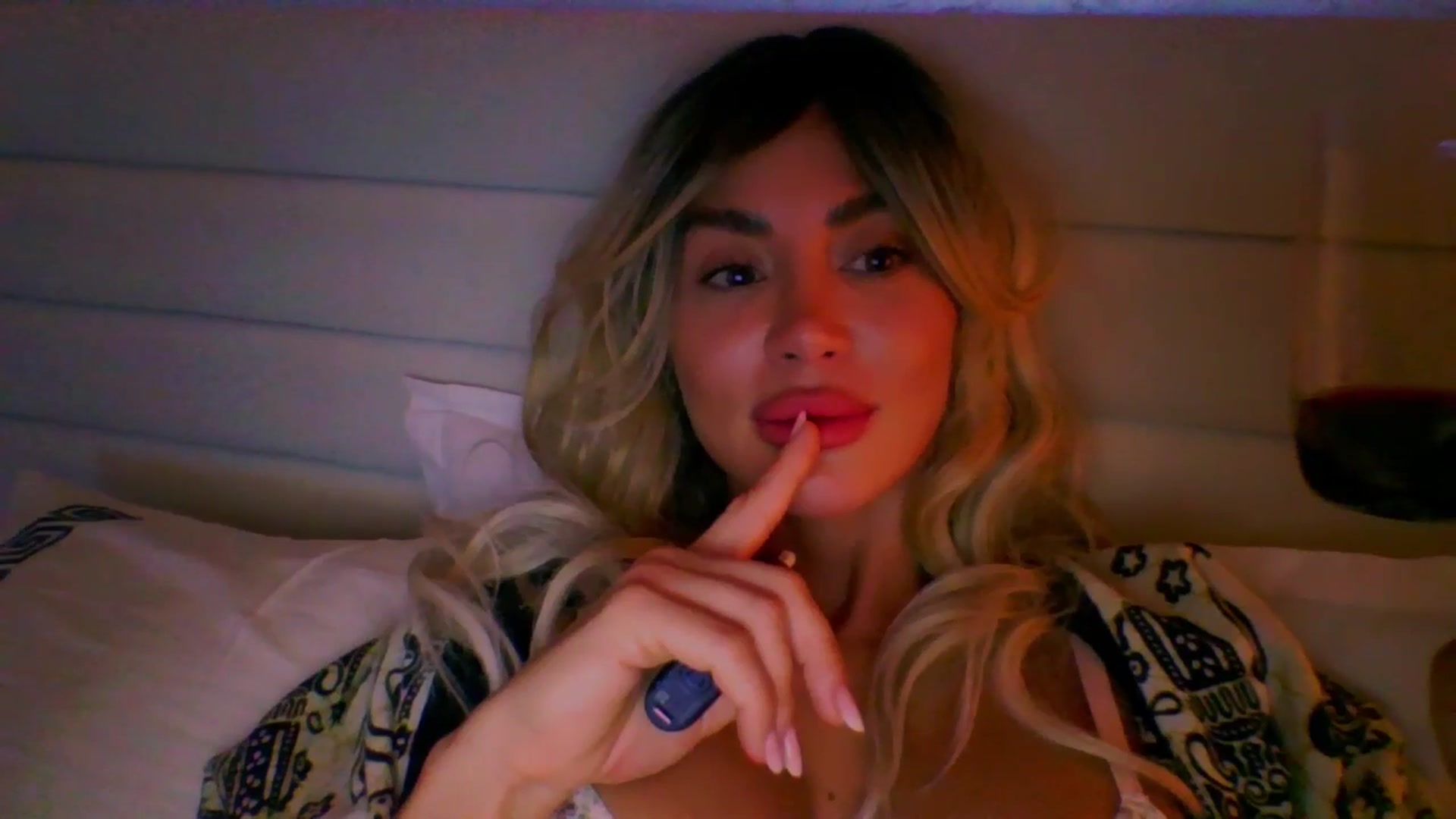 Gallery image thumbnail from Qu33n's myfreecams stream on, 02/22/2026, 20:20 image 18 of 20