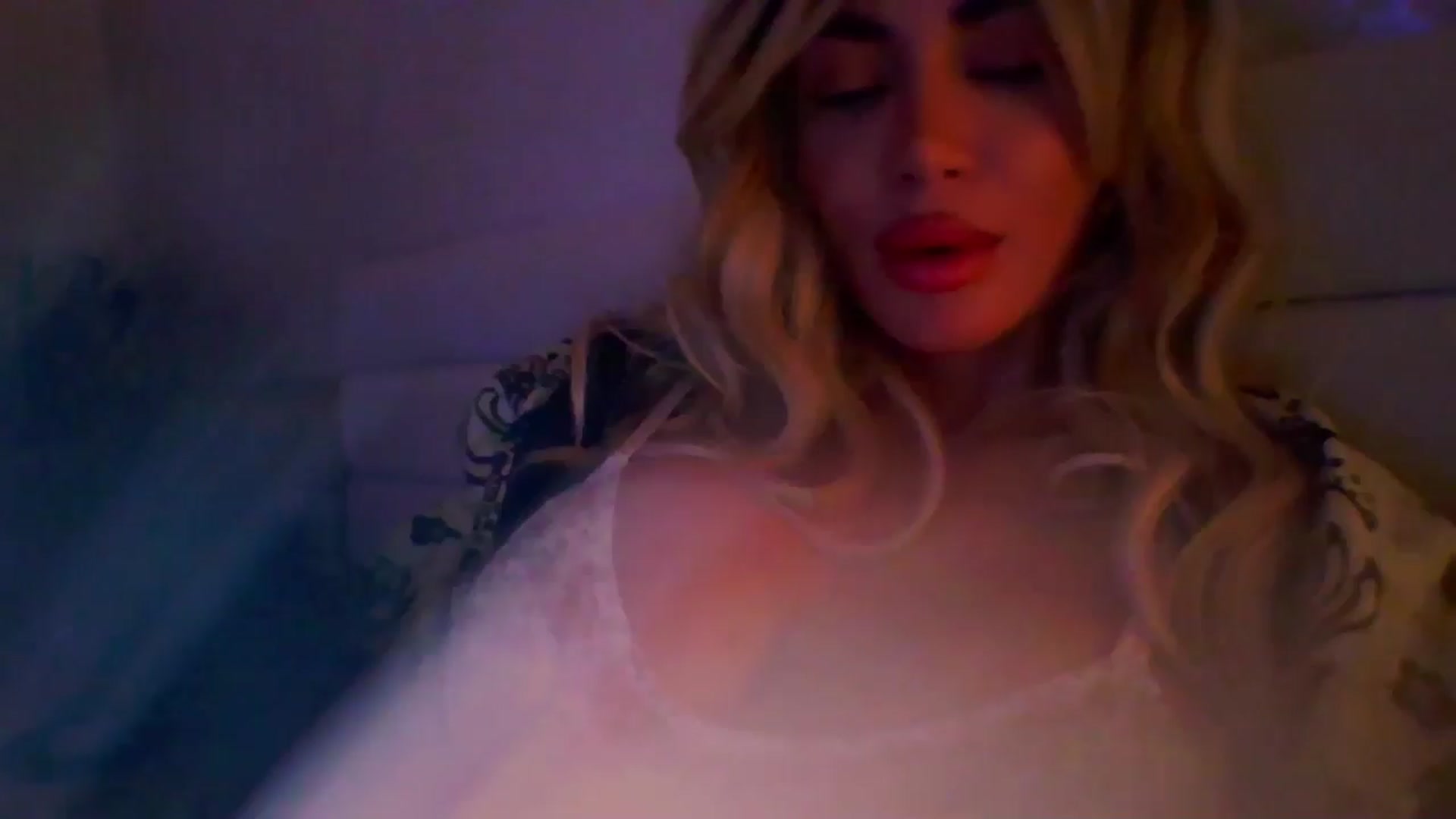 Gallery image thumbnail from Qu33n's myfreecams stream on, 02/22/2026, 20:20 image 4 of 20