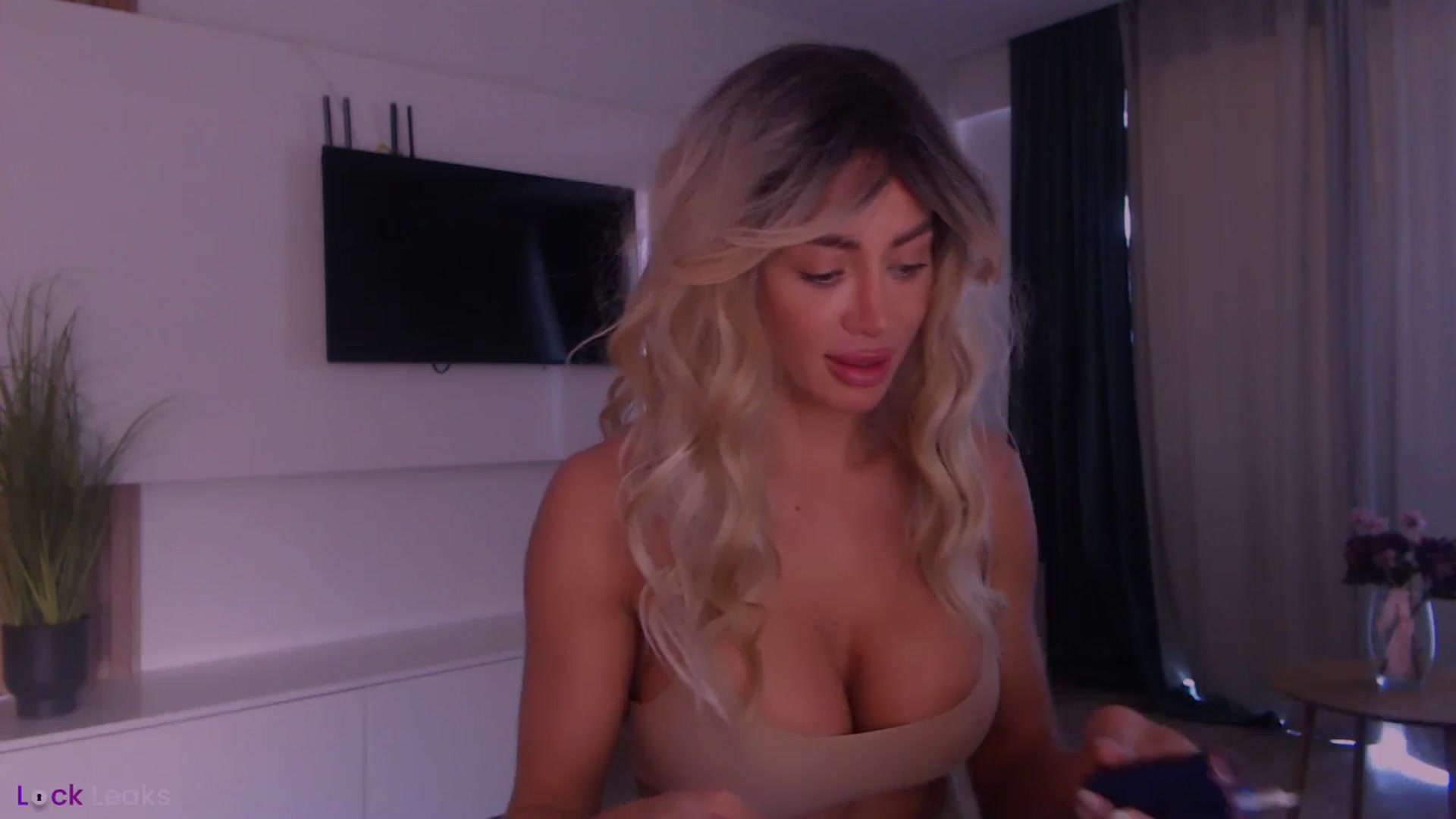 Gallery image thumbnail from Qu33n's myfreecams stream on, 02/26/2026, 10:09 image 5 of 20