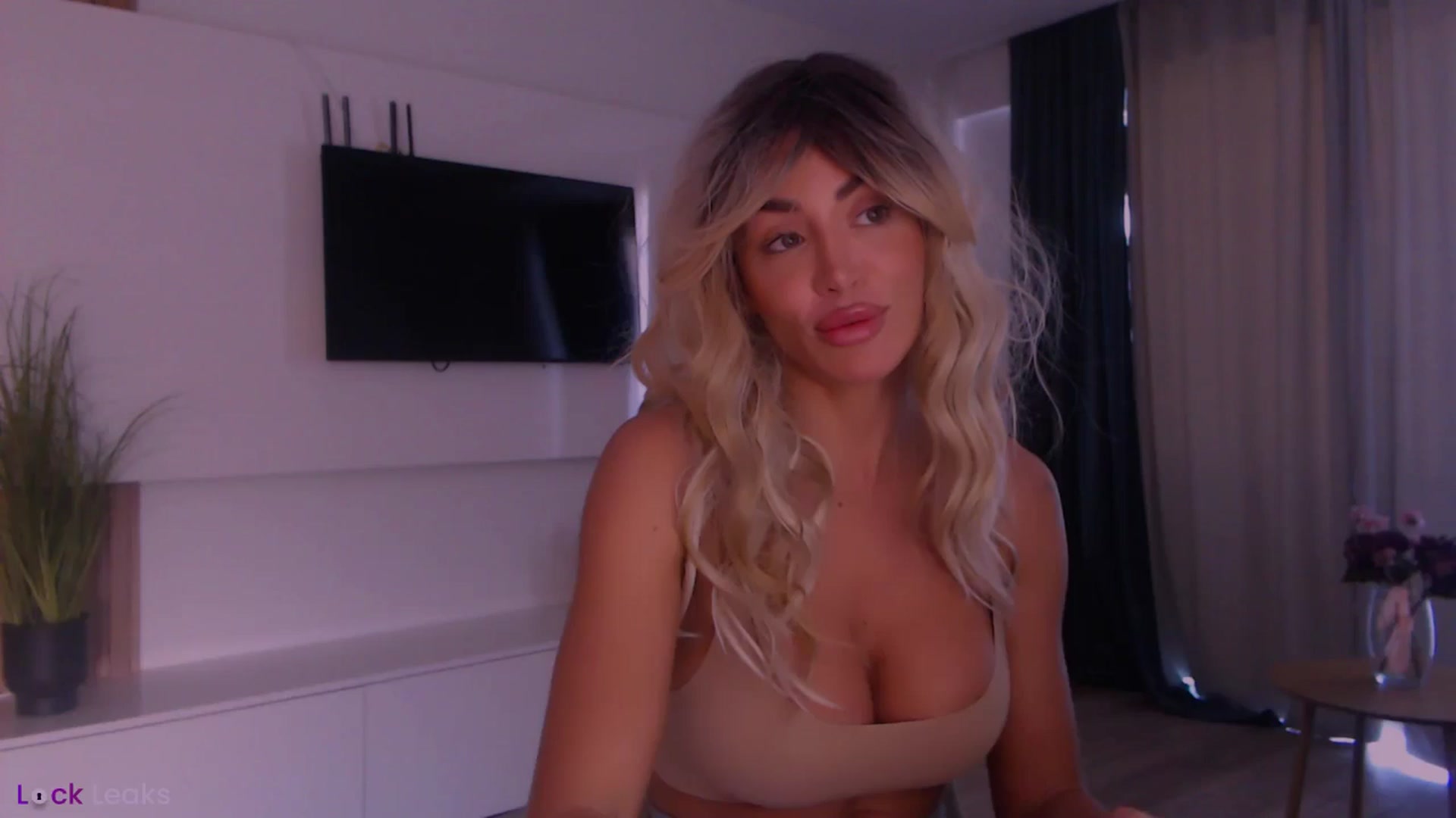 Gallery image thumbnail from Qu33n's myfreecams stream on, 02/26/2026, 10:09 image 10 of 20