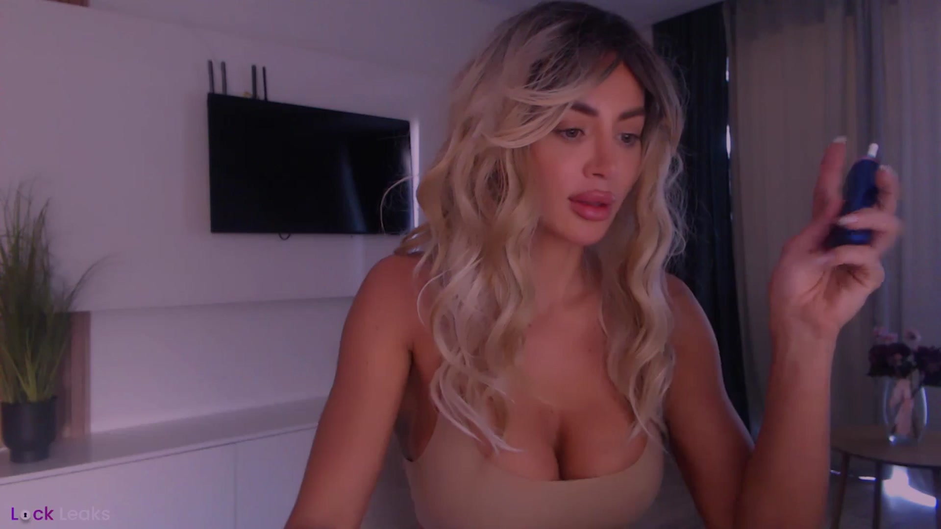 Gallery image thumbnail from Qu33n's myfreecams stream on, 02/26/2026, 10:09 image 16 of 20