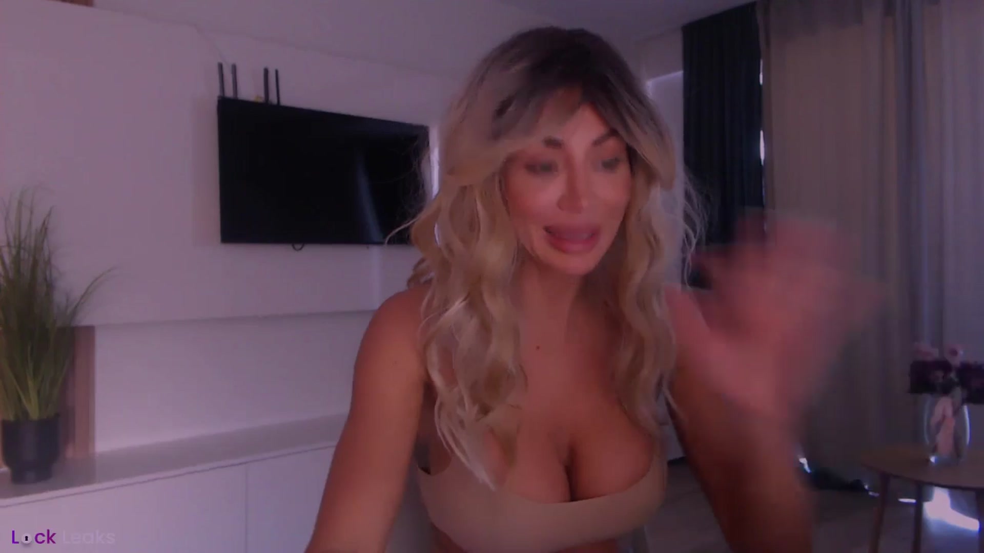 Gallery image thumbnail from Qu33n's myfreecams stream on, 02/26/2026, 10:09 image 7 of 20