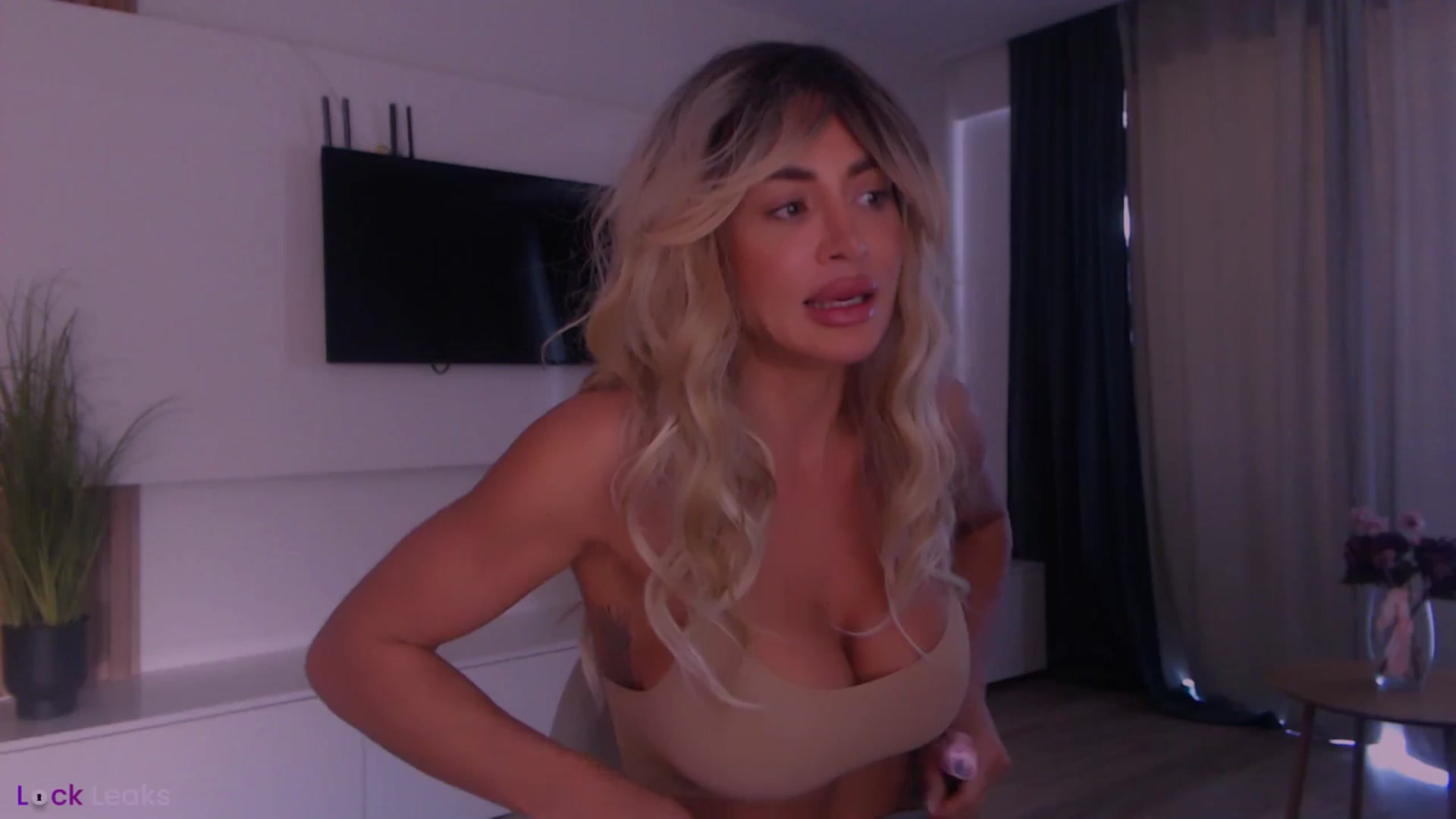 Gallery image thumbnail from Qu33n's myfreecams stream on, 02/26/2026, 10:09 image 12 of 20
