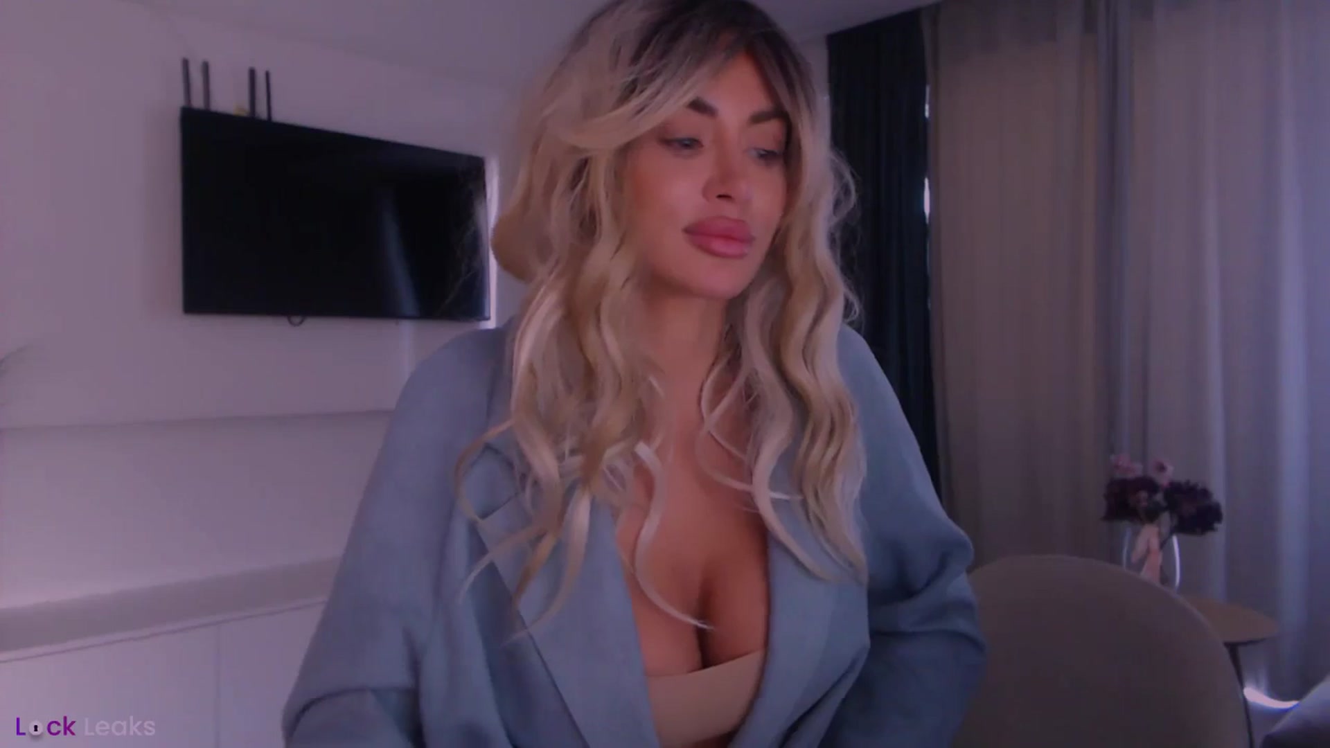 Gallery image thumbnail from Qu33n's myfreecams stream on, 02/26/2026, 11:15 image 6 of 20