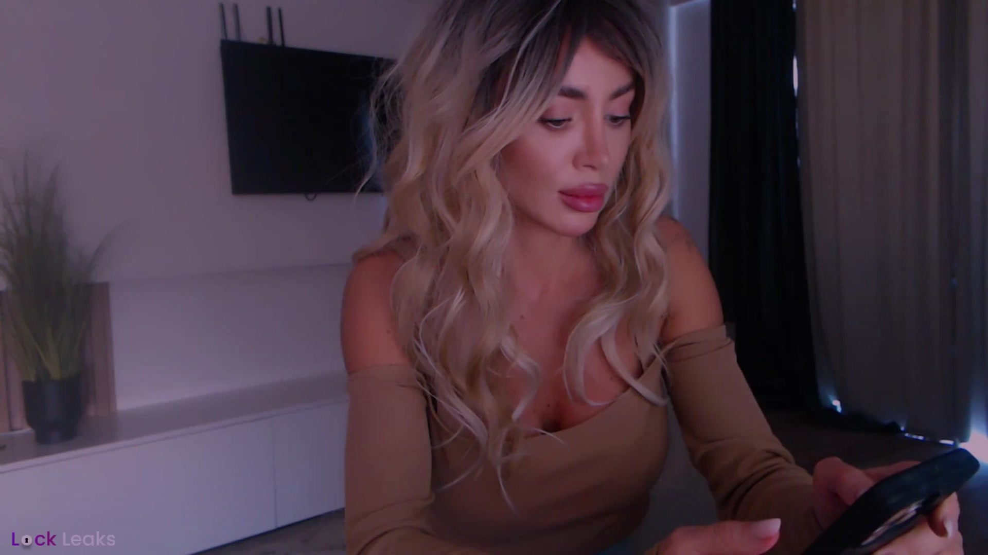 Gallery image thumbnail from Qu33n's myfreecams stream on, 02/27/2026, 10:06 image 13 of 20