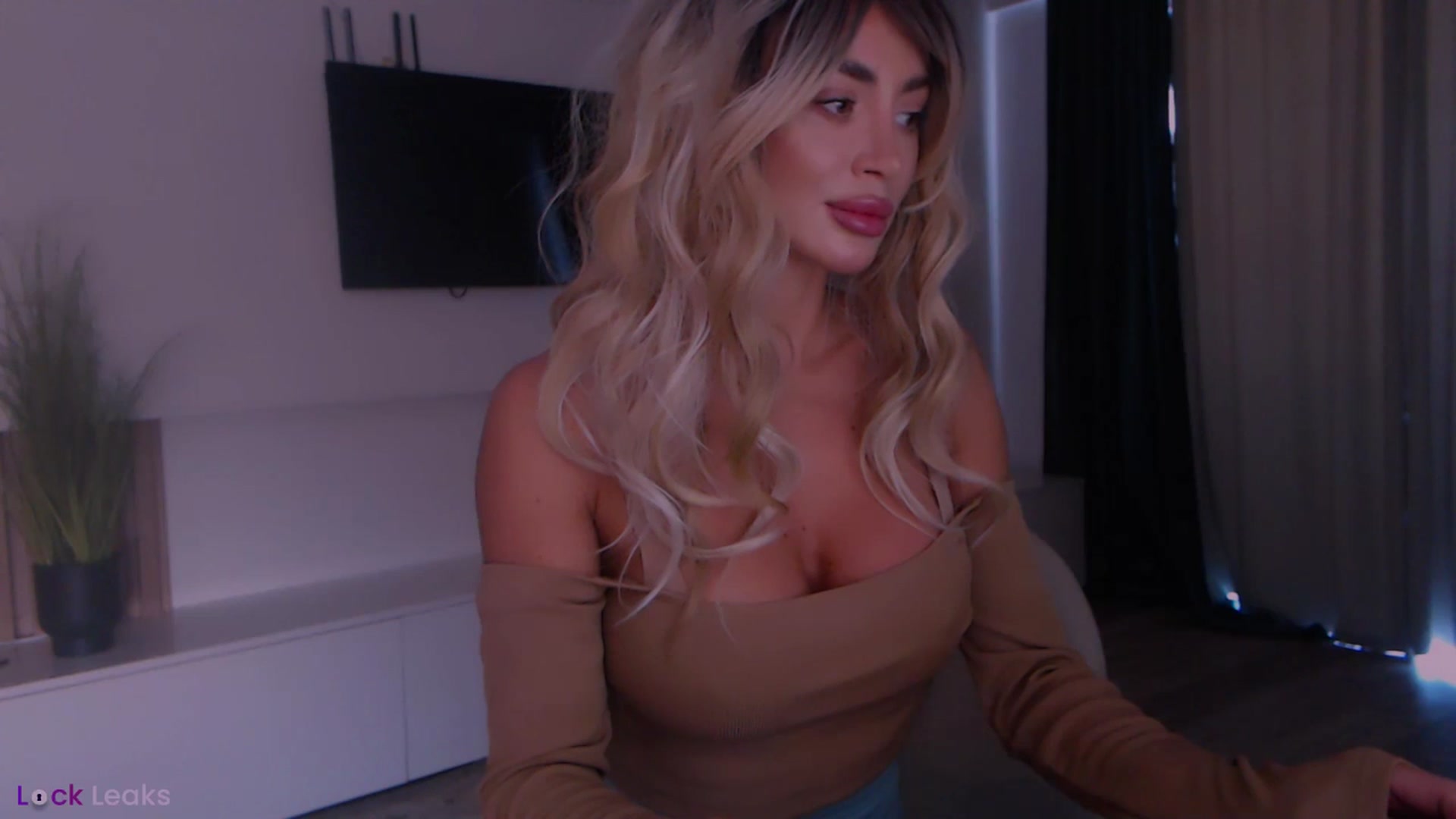 Gallery image thumbnail from Qu33n's myfreecams stream on, 02/27/2026, 10:06 image 12 of 20