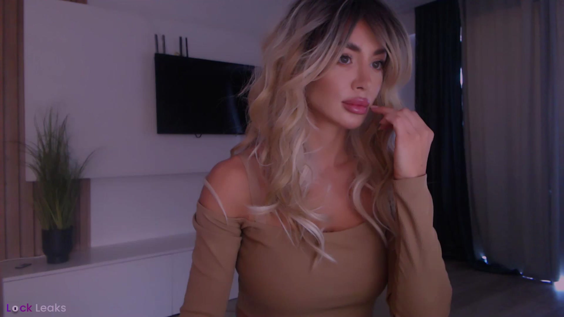 Gallery image thumbnail from Qu33n's myfreecams stream on, 02/27/2026, 10:06 image 1 of 20