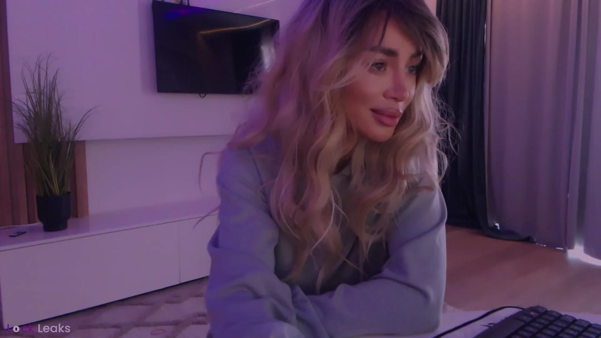 Gallery image thumbnail from Qu33n's myfreecams stream on, 03/10/2026, 08:32 image 2 of 20