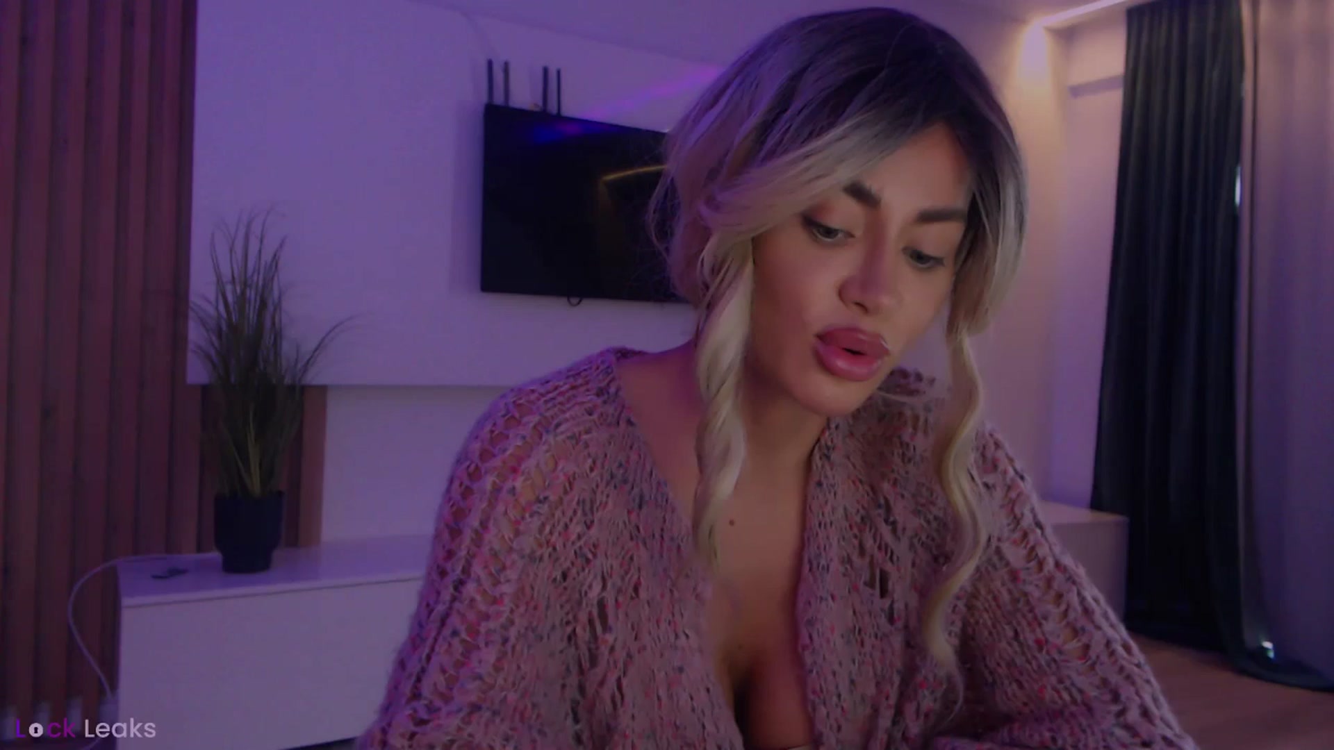 Gallery image thumbnail from Qu33n's myfreecams stream on, 03/19/2026, 07:44 image 19 of 20