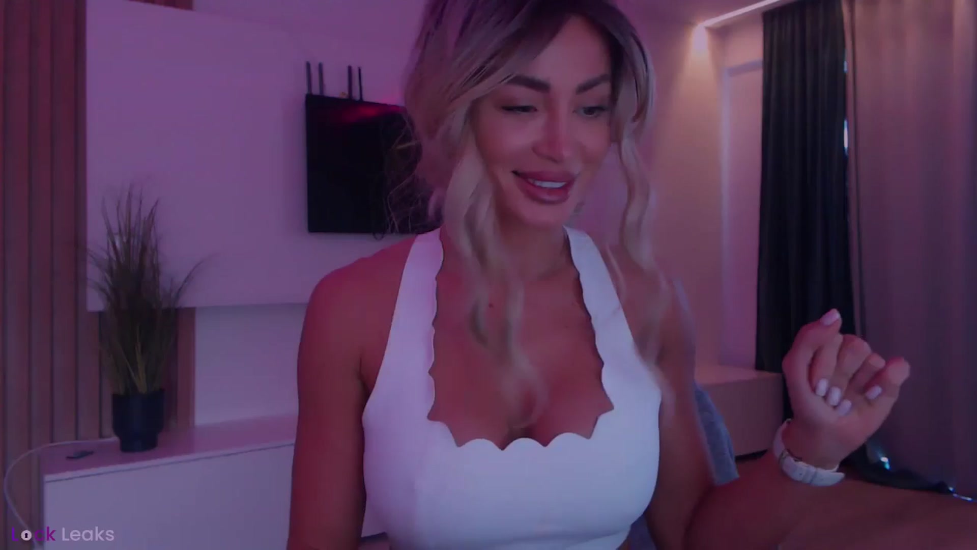 Gallery image thumbnail from Qu33n's myfreecams stream on, 03/24/2026, 08:46 image 19 of 20