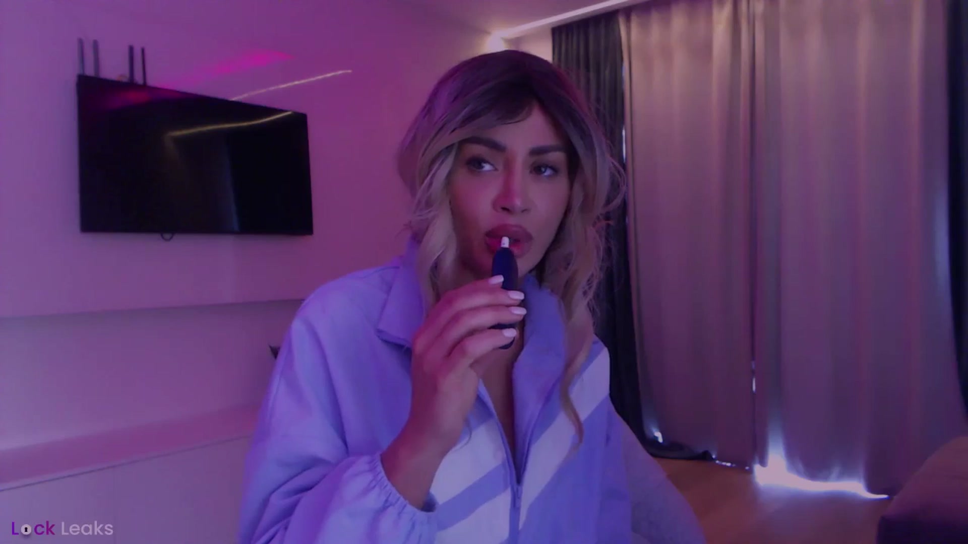 Gallery image thumbnail from Qu33n's myfreecams stream on, 03/25/2026, 10:17 image 16 of 20