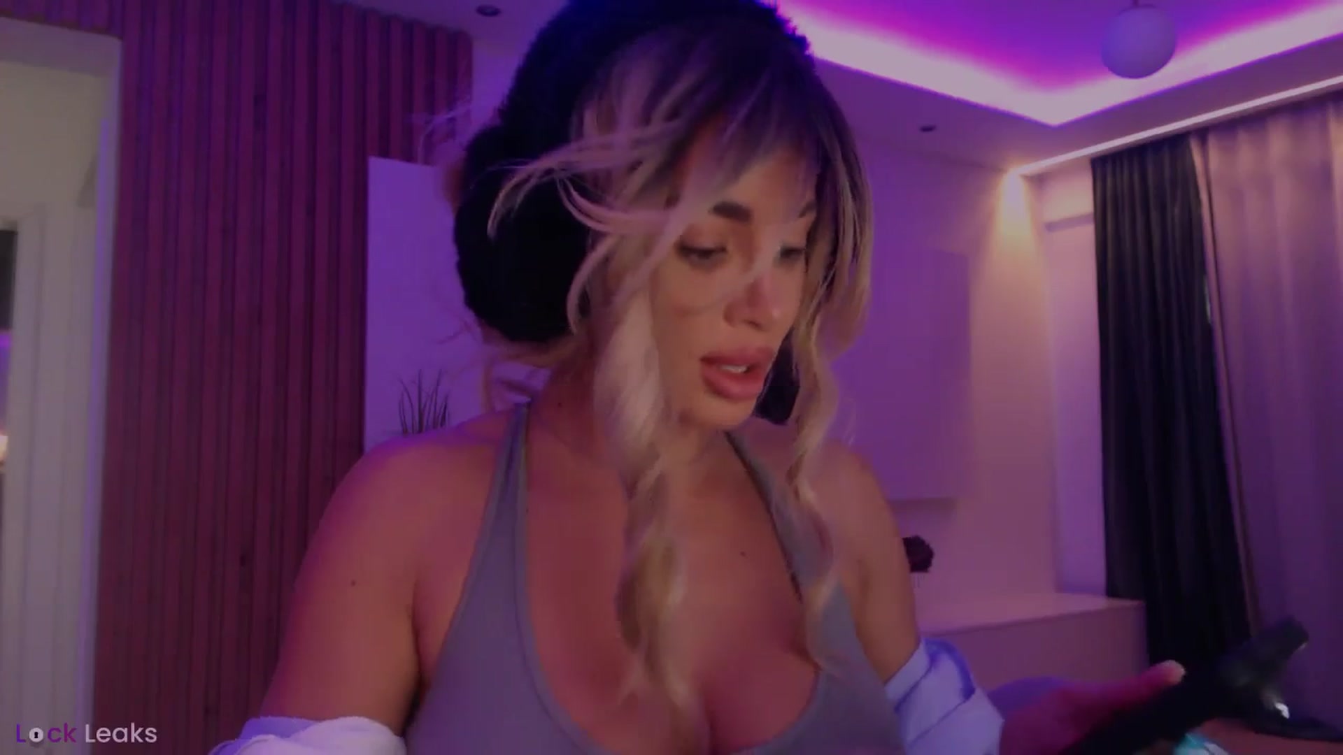 Gallery image thumbnail from Qu33n's myfreecams stream on, 03/30/2026, 11:02 image 7 of 20